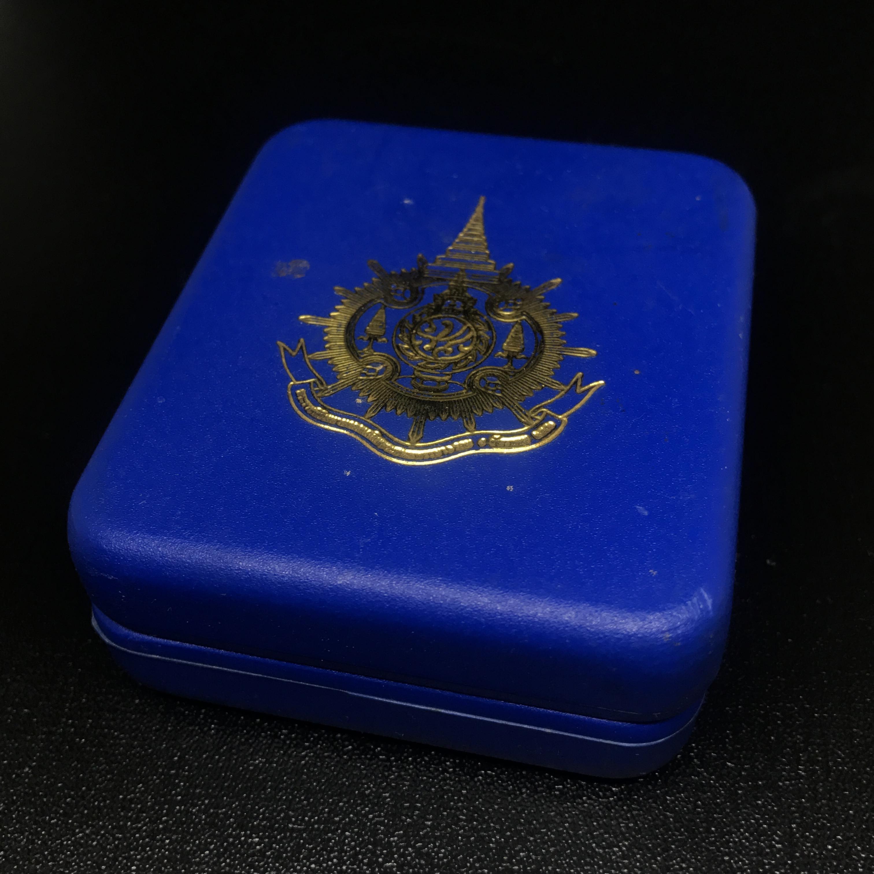 เหรียญมิ่งมหามงคล เฉลิมพระชนมพรรษา 6 รอบในหลวง ปี 2542 เนื้อเงินขัดเงาพร้อมกล่อง