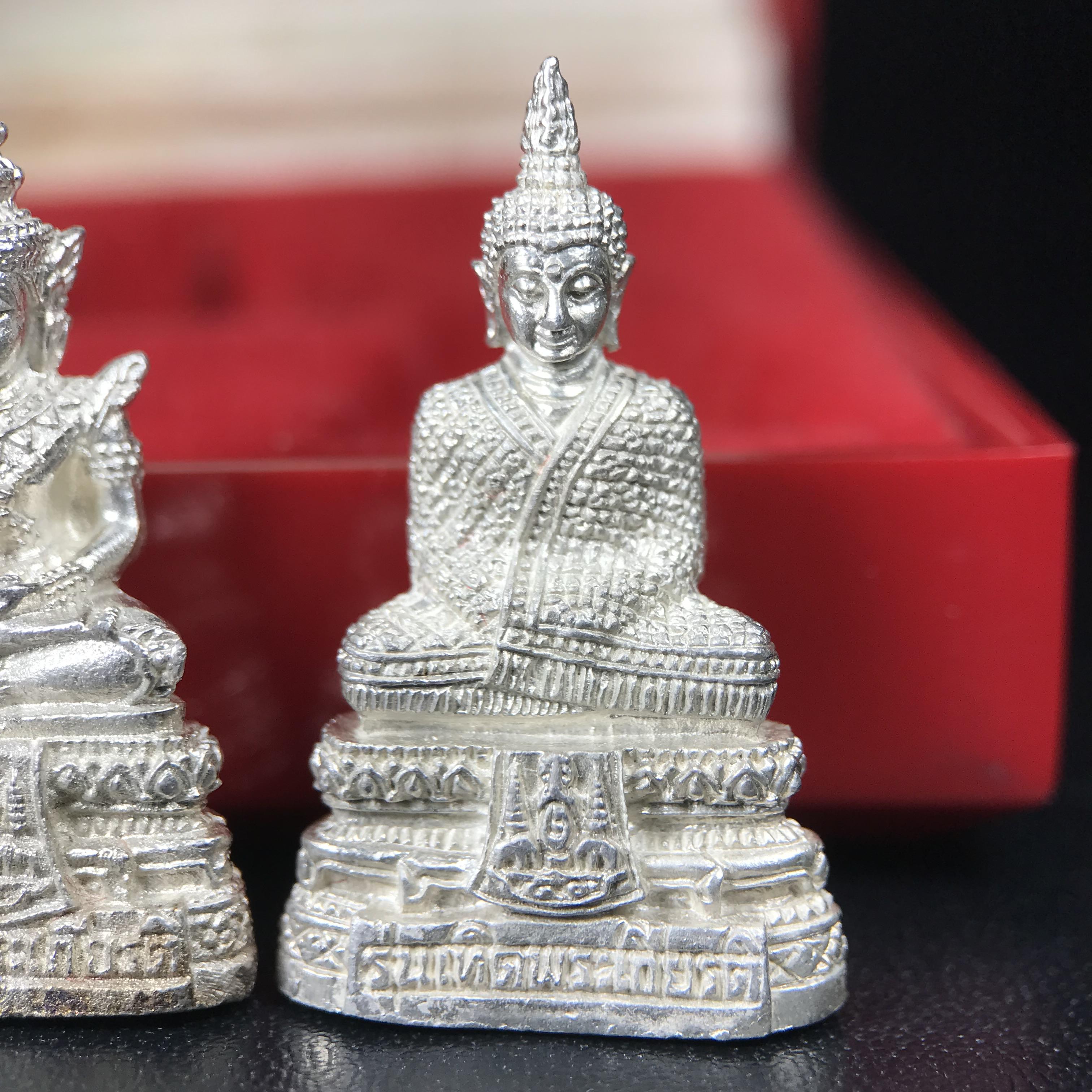 พระแก้วมรกต รุ่นเทิดพระเกียรติ พิธีมหาพุทธาภิเษก ณ.วัดพระศรีรัตนศาสดาราม(วัดพระแก้ว) วันเสาร์ที่ 26 เม .ย. 2540 (พิธีใหญ่เสาร์ห้า) ชุด 3 ฤดู (1 ชุด 3 องค์)เนื้อเงินครบชุดพร้อมกล่องบรรจุเดิม***เนื้อเงินหายากพบเจอน้อย***(หลวงพ่อ รวย เพิ่ม พูน ร่วมเสก)