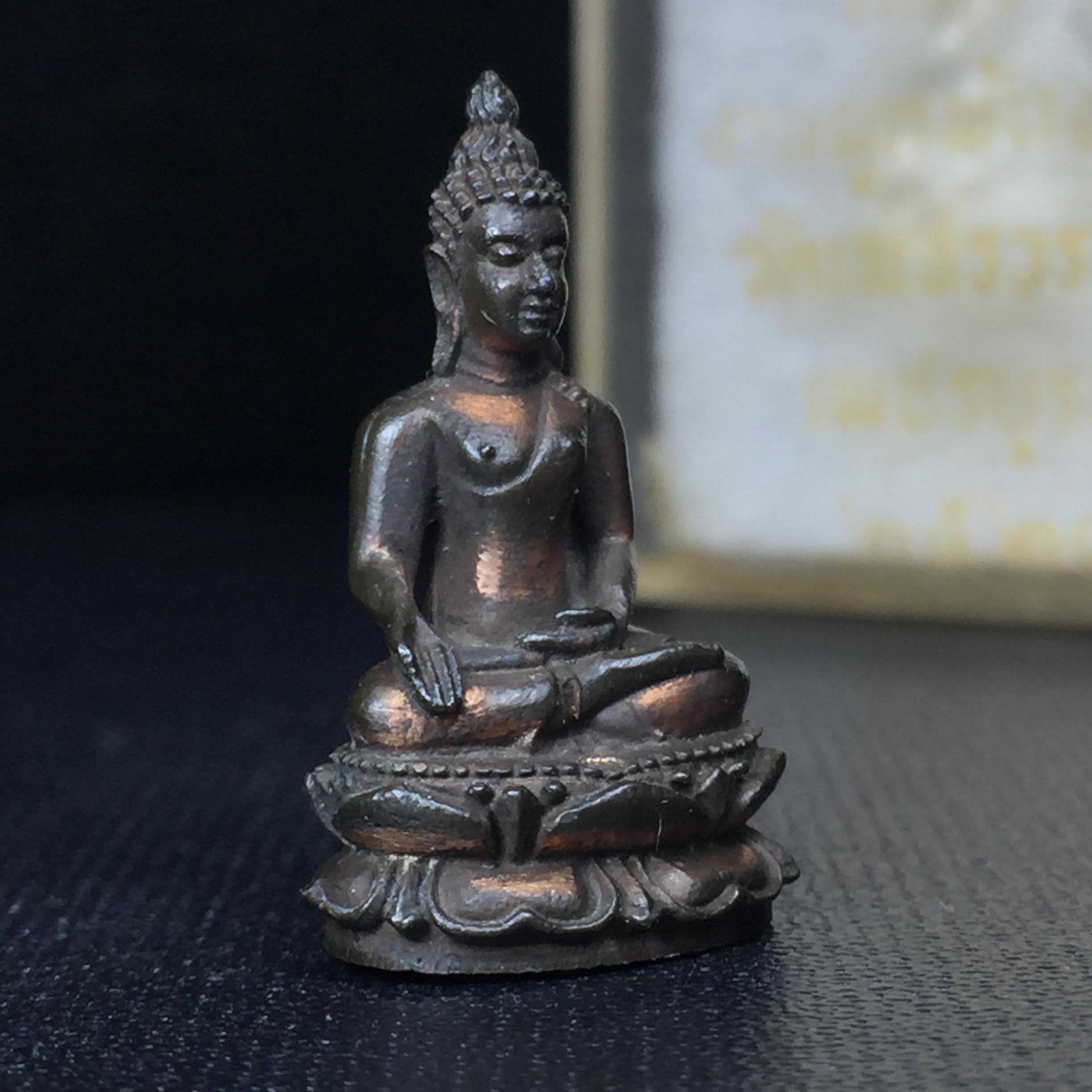 พระกริ่งไพรีพินาศ(รุ่นแรก สมเด็จพระญาณสังวร) วัดเพชรวราราม รุ่นเขาค้อ เนื้อนวโลหะ ตอกโค้ต ปี2520 จ.เพชรบูรณ์(คัดสภาพสวยครบกล่องบรรจุเดิม)(1ใน2309 องค์)