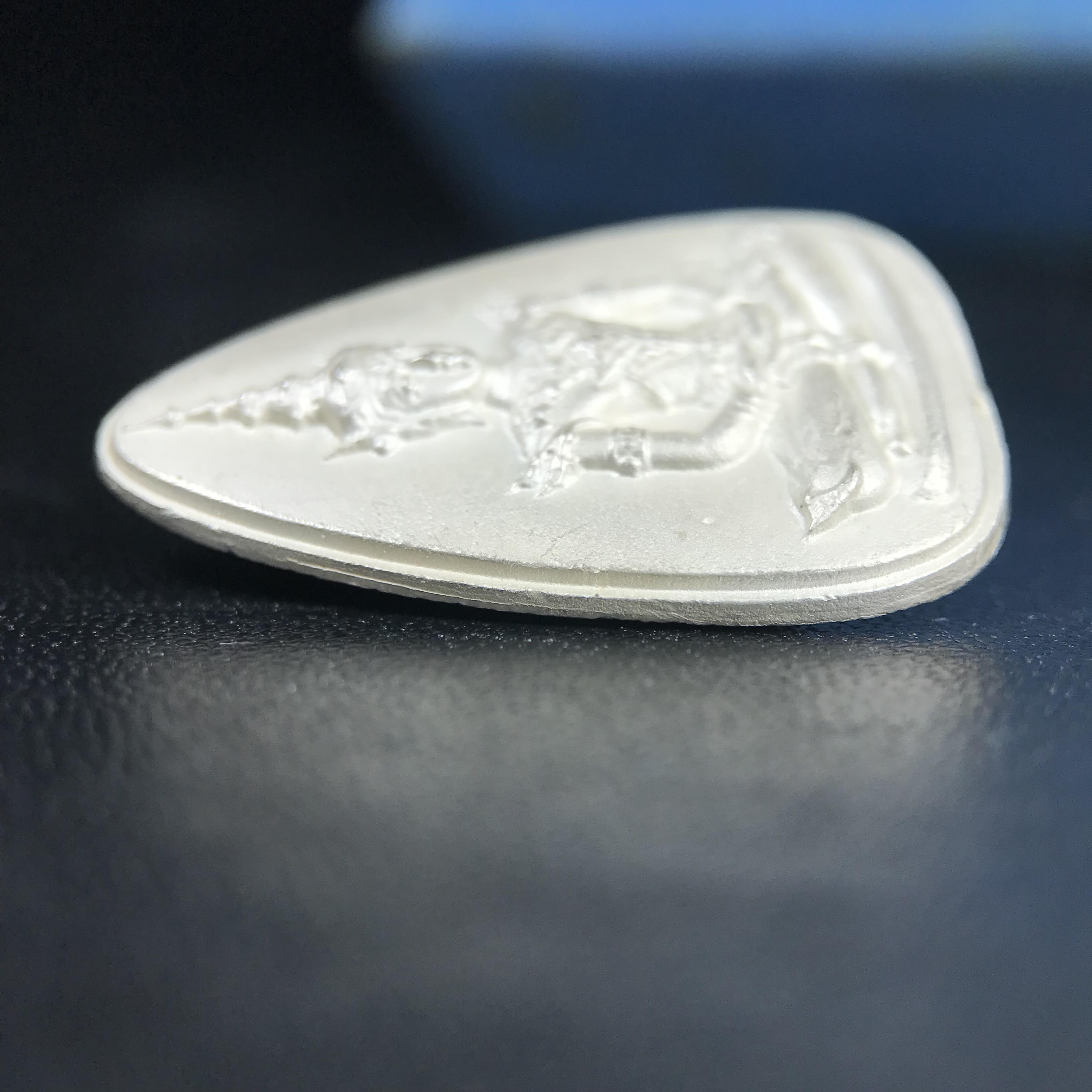 พระแก้วมรกต ญสส. สมเด็จพระญาณสังวร สมเด็จพระสังฆราช วัดบวรนิเวศวิหาร รุ่นมรดกไทย มรดกโลก พ.ศ.2536 จัดสร้างโดยมูลนิธิปริยัติศึกษา ในพระสังฆราชูปถัมภ์ เนื้อเงิน พิมพ์ใหญ่ขนาดสูง 3 ซ.ม. พร้อมกล่องบรรจุเดิมครบ