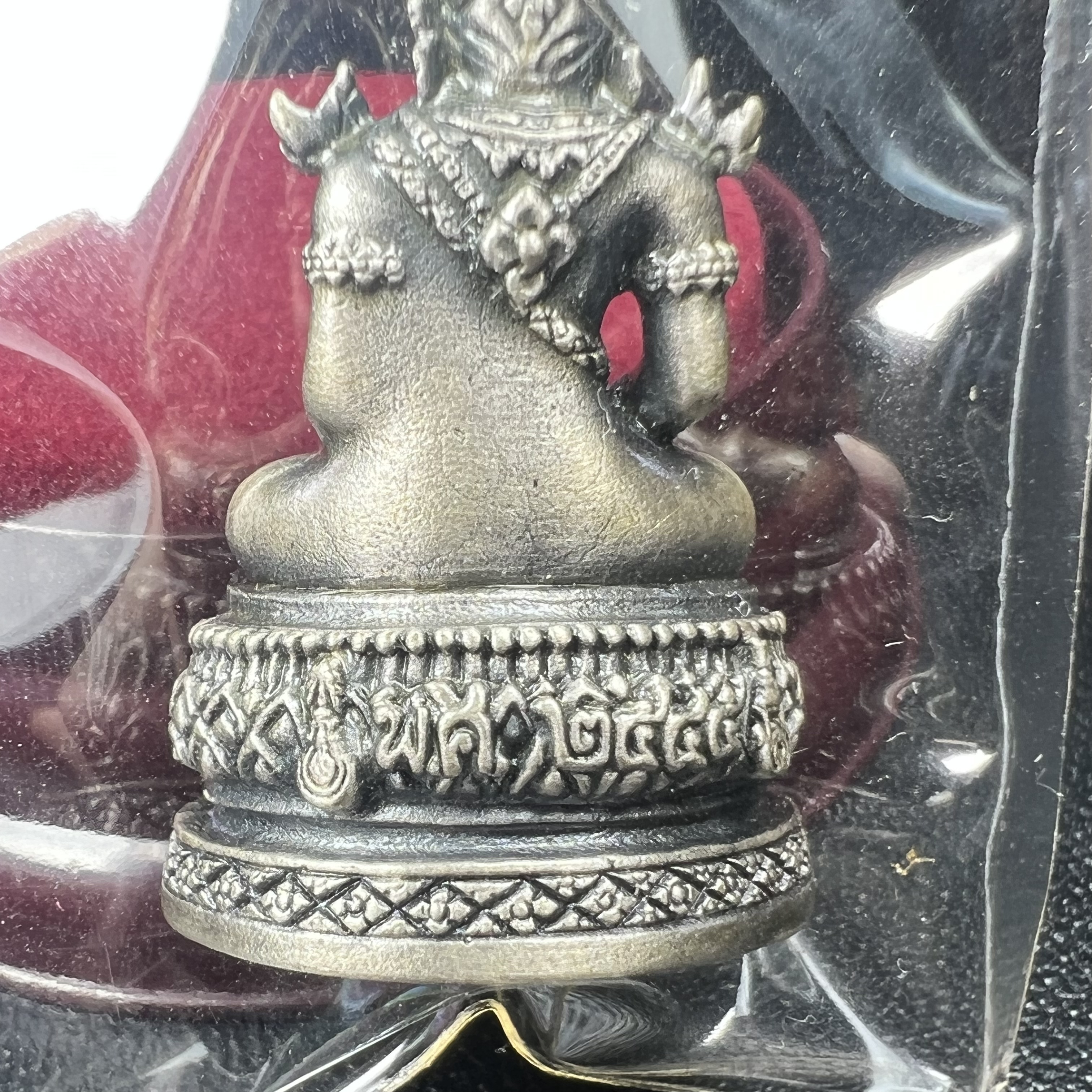 พระแก้วมรกต ภปร.(รุ่นแรก) ปี2545 รุ่นฉลองกรุงรัตนโกสินทร์ครบ 220 ปี พิมพ์ลอยองค์ใหญ่ เนื้ออัลปาก้า ชุบเงินลงดำ ขนาด 19*35 มม. พร้อมครอบตั้งโชว์เดิม องค์พระซีนซองเดิม สวยครบสมบูรณ์