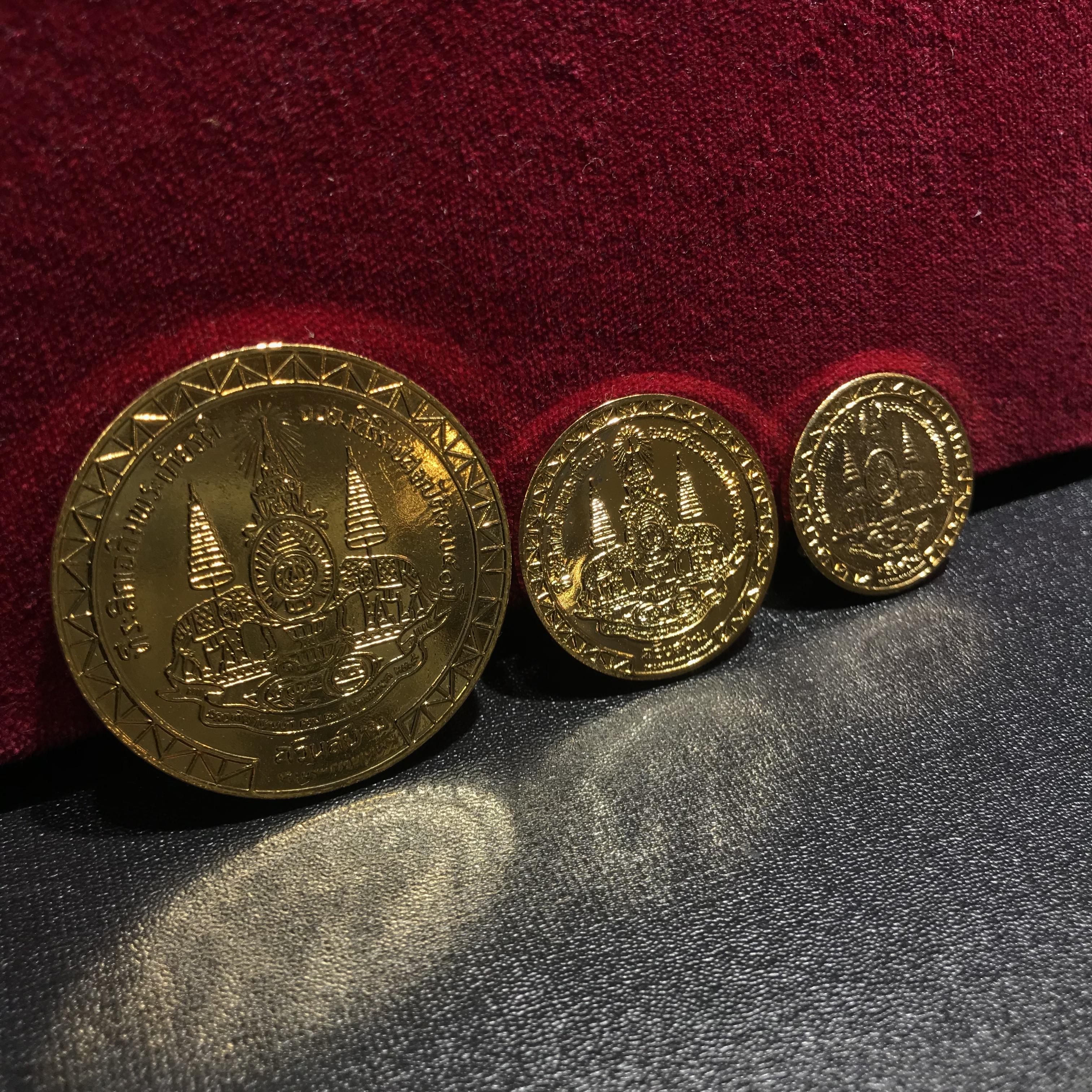 เหรียญที่ระลึกเฉลิมพระเกียรติ์ ฉลองสิริราชสมบัติ ครบ 50ปี รัชกาลที่9 ตรากาญจนาภิเษก สวนสยามทะเลกรุงเทพ จัดสร้าง ปี2539(ครบชุดพร้อมกล่องบรรจุเดิม)