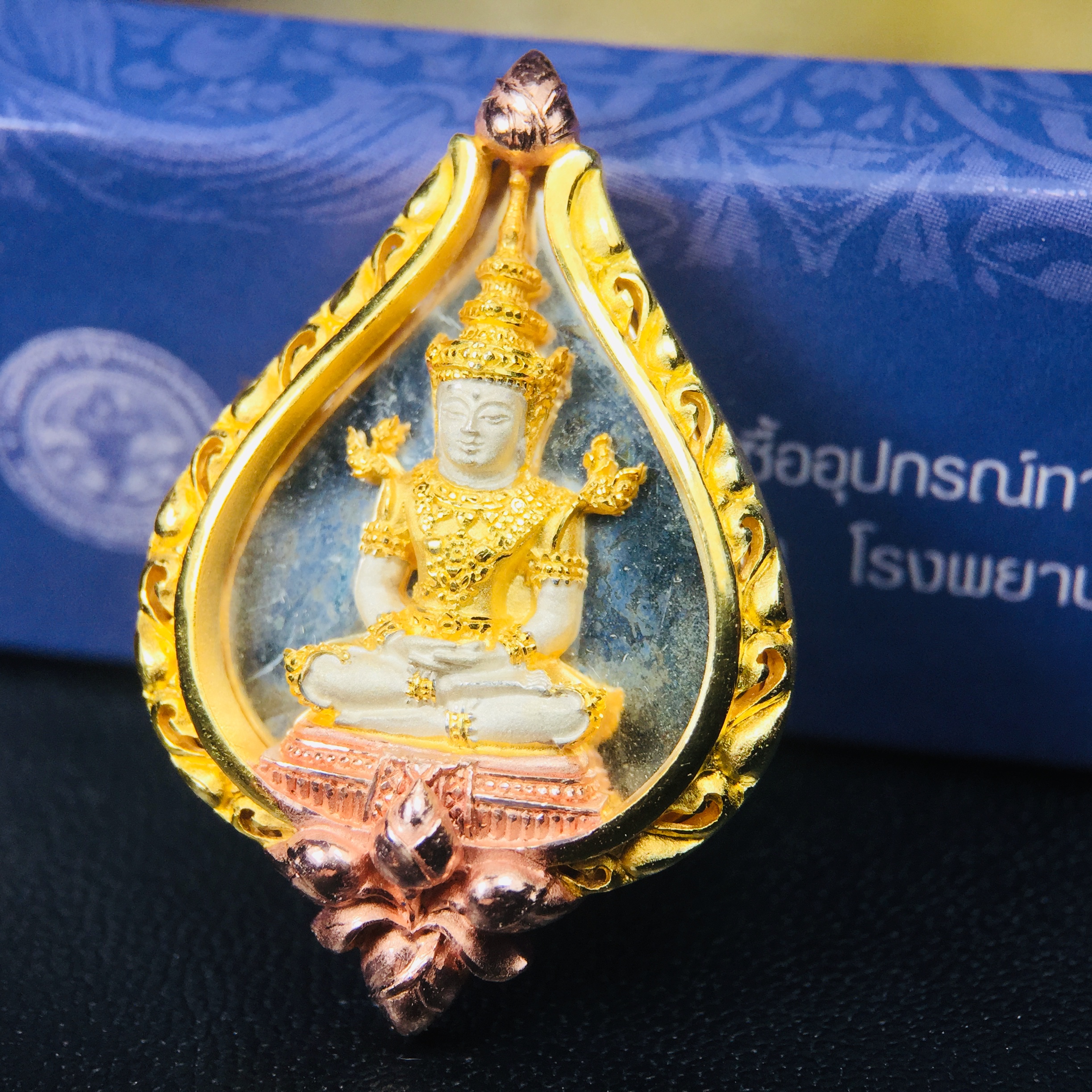 พระแก้วมรกต ภปร. ปี2547 จัดสร้างโดย รพ.ภูมิพลฯ เนื้อเงิน (3 กษัตริย์)เหรียญทรงดอกบัว งดงามทรงคุณค่าอีกหนึ่งรุ่นยอดนิยม หายาก(1ใน3000องค์)