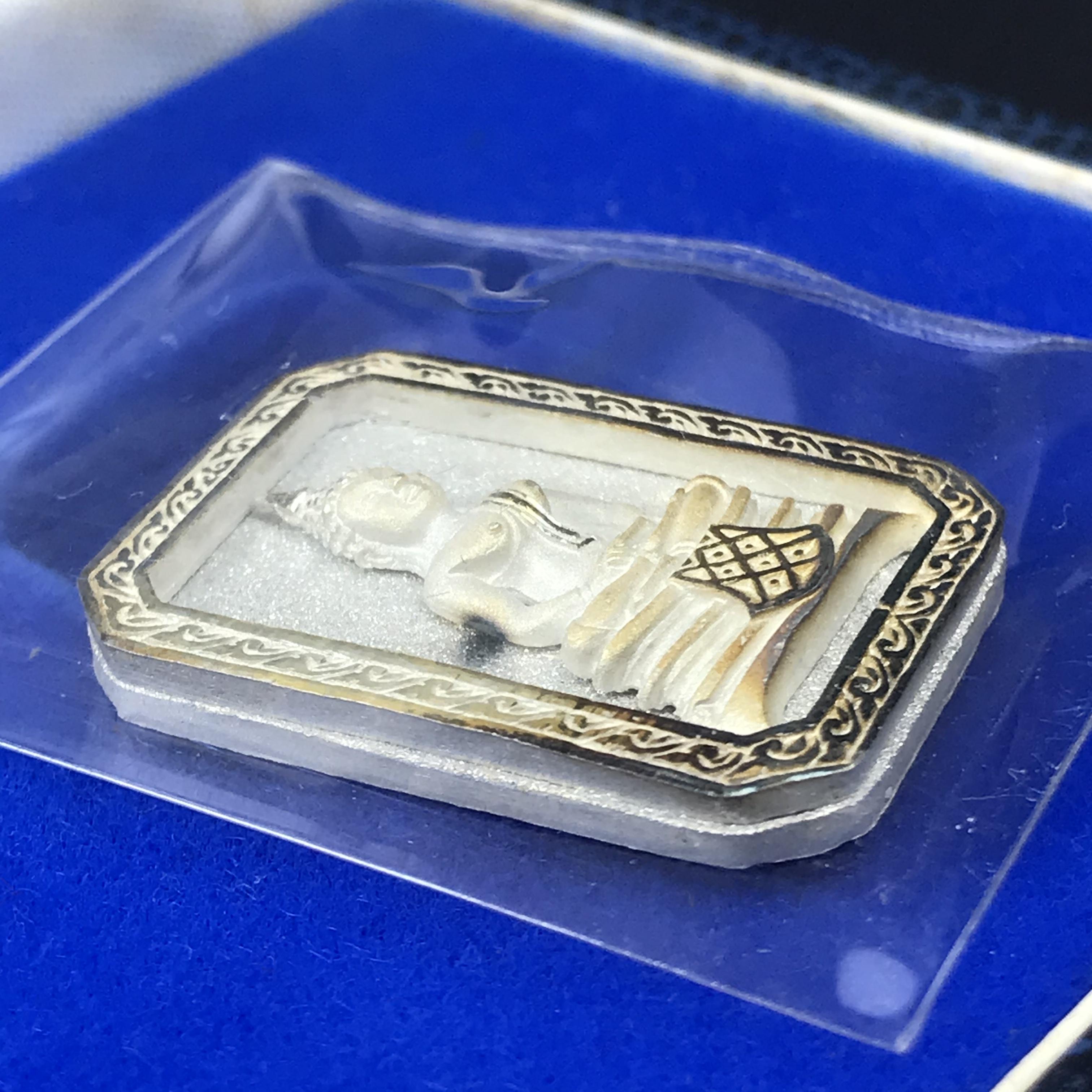 พระพุทธโสธร(หลวงพ่อโสธร) รุ่นสร้างอุโบสถ ปี2539 เนื้อเงิน พิมพ์แปดเหลี่ยม(หายาก) สภาพสวยผิวเดิมขึ้นน้ำทองสีรุ้งแบบนิยม กล่องบรรจุเดิมครบสมบูรณ์