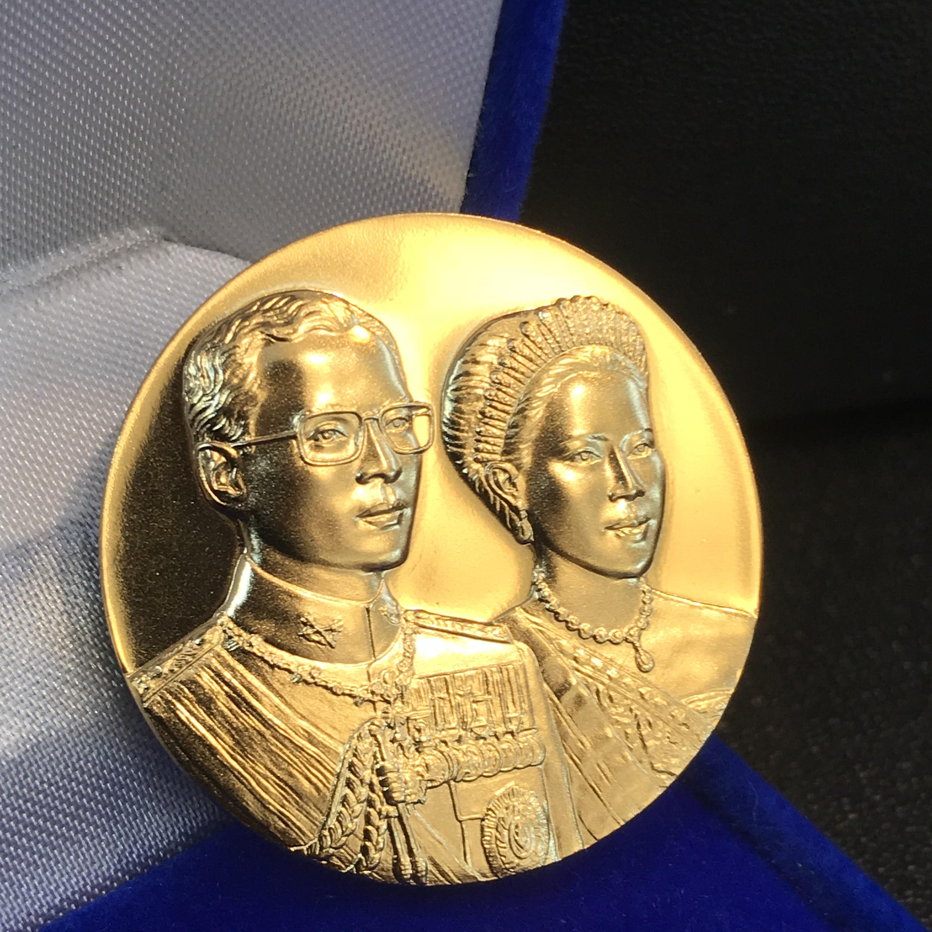 เหรียญสองพระองค์ในหลวง-พระราชินี พระราชทาน สภาพสวยกล่องบรรจุเดิม