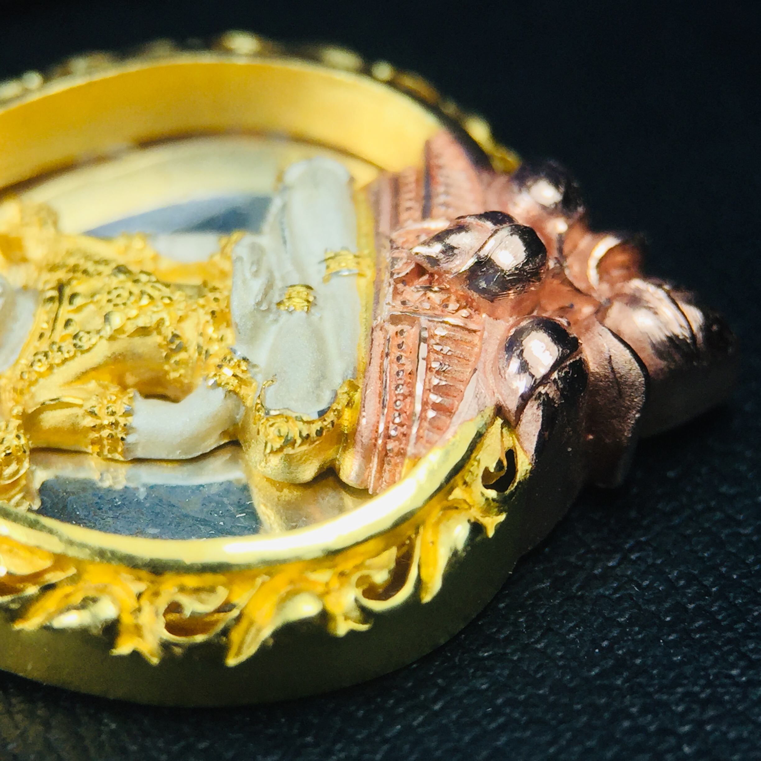 พระแก้วมรกต ภปร. ปี2547 จัดสร้างโดย รพ.ภูมิพลฯ เนื้อเงิน (3 กษัตริย์)เหรียญทรงดอกบัว งดงามทรงคุณค่าอีกหนึ่งรุ่นยอดนิยม หายาก(1ใน3000องค์)