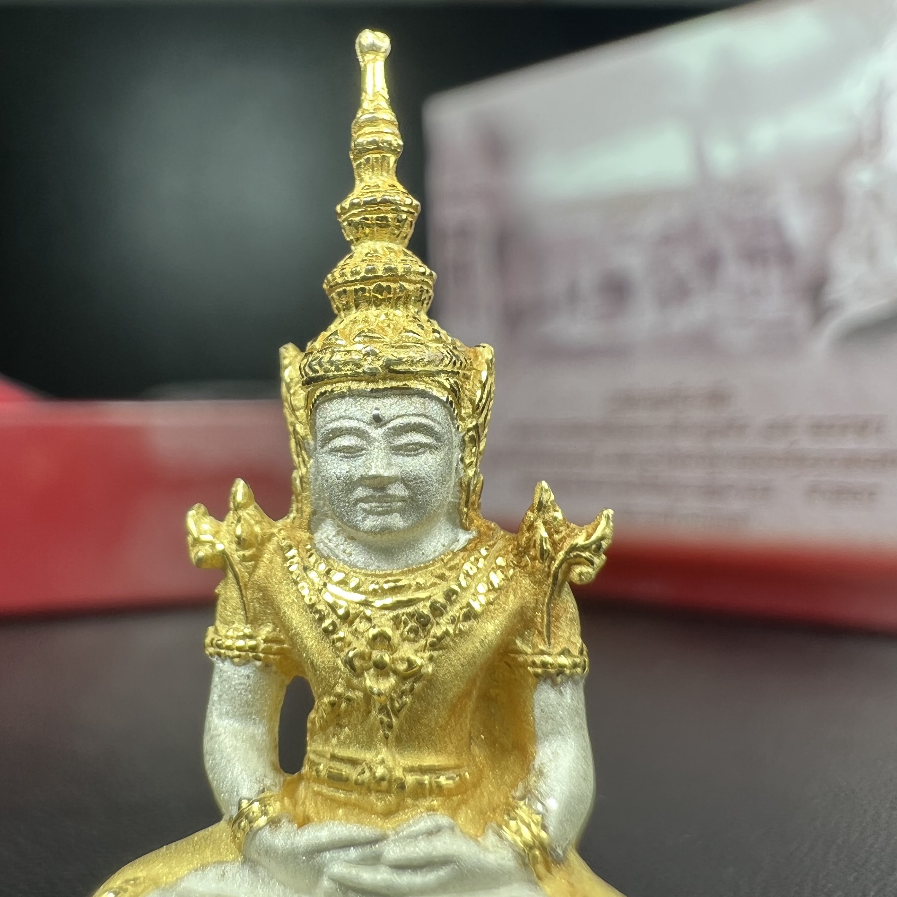 พระแก้วมรกต ภปร.(รุ่นแรก) ปี2545 รุ่นฉลองกรุงรัตนโกสินทร์ครบ 220 ปี พิมพ์ลอยองค์ใหญ่ เนื้อเงินบริสุทธิ์ 92.5% (สามกษัตริย์) ขนาด 19*35 มม. พร้อมกล่องบรรจุดิม สวยครบสมบูรณ์