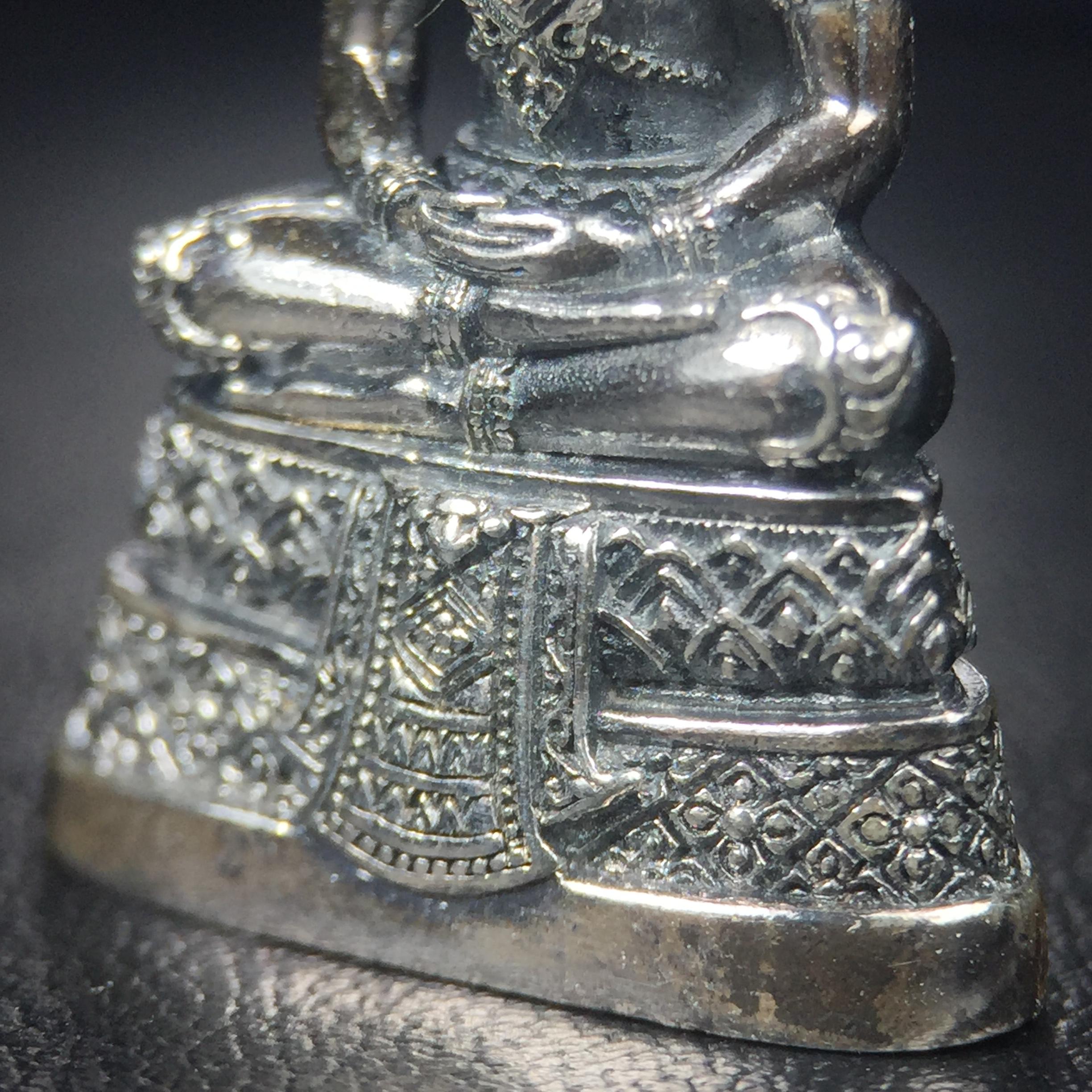 พระแก้วมรกต กรมสรรพสามิตจัดสร้างขึ้นเนื่องในโอกาสครบรอบ 64 ปีของกรมสรรพสามิต และเนื่องในวโรกาสที่พระบาทสมเด็จพระเจ้าอยู่หัวทรงครองราชย์ครบ 50 ปีในปีกาญจนาภิเษก เมื่อ พ.ศ.2539 เนื้อเงินรมดำขัดเงาพร้อมกล่องบรรจุเดิม