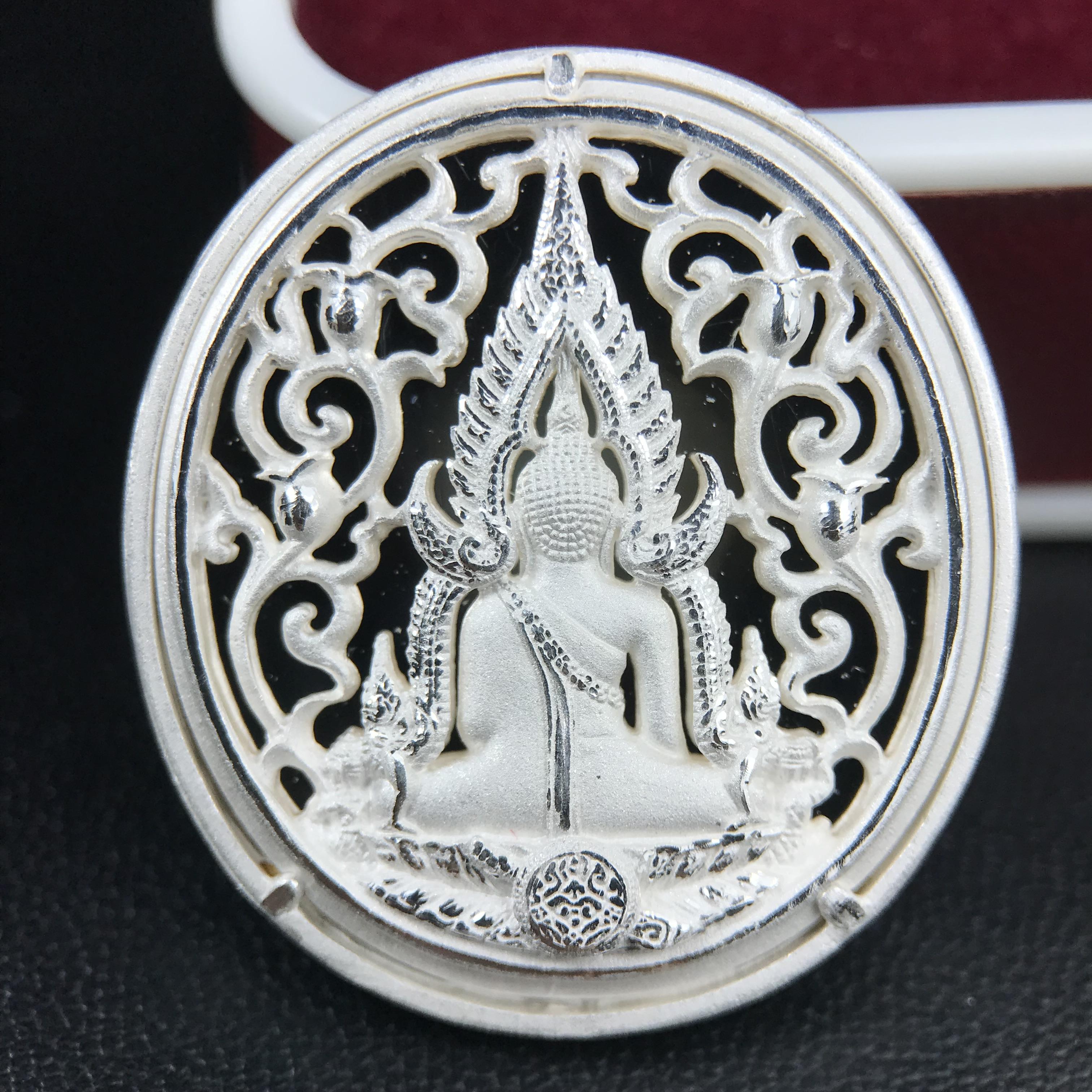 พระพุทธชินราช รุ่น ประวัติศาสตร์ มูลนิธิเพื่อตำรวจไทยจัดสร้าง ปี 2562 เนื้อเงินขัดเงา พิมพ์เหรียญรูปไข่ฉลุลายไทย พิมพ์ใหญ่ พระพุทธชินราช แบบจิวเวอร์รี่ (ขนาดสูง 2.9 ซม.) (สภาพ สวย ซีนซองเดิม กล่องบรรจุเดิมครบสมบูรณ์)