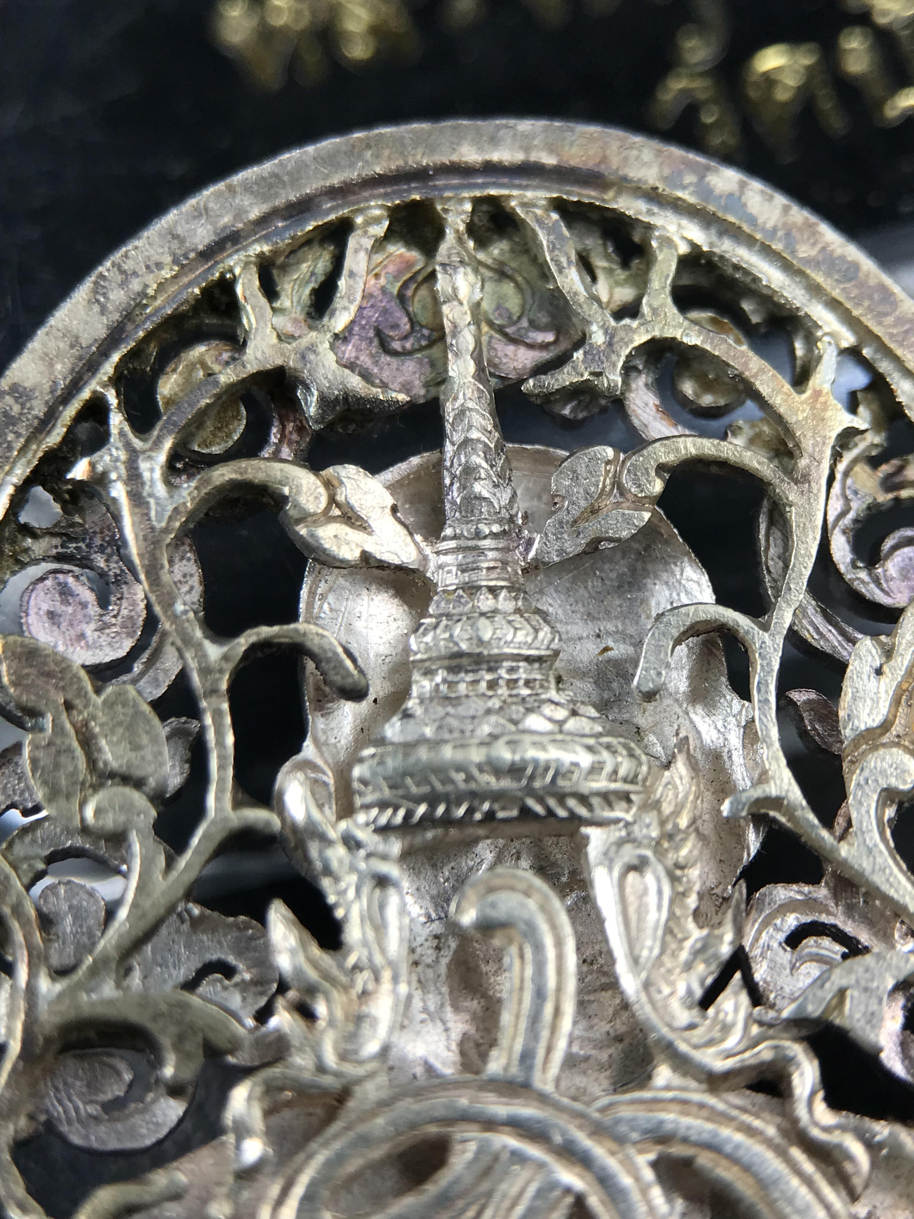 เหรียญหลวงพ่อคูณ ปริสุทโธ วัดบ้านไร่ รุ่น สก. ปี 2536 พิมพ์ลายฉลุ เนื้อเงิน(สวย งดงาม หายาก) งานมหามงคลเฉลิมพระชนมพรรษา 5 รอบ สมเด็จพระบรมราชินีนาถ จัดสร้างโดย กองพลทหารราบที่๒ ทหารเสือราชินี รักษาพระองค์ (พิธีใหญ่ ประวัติชัดเจน อีกหนึ่งรุ่นยอดนิยม)