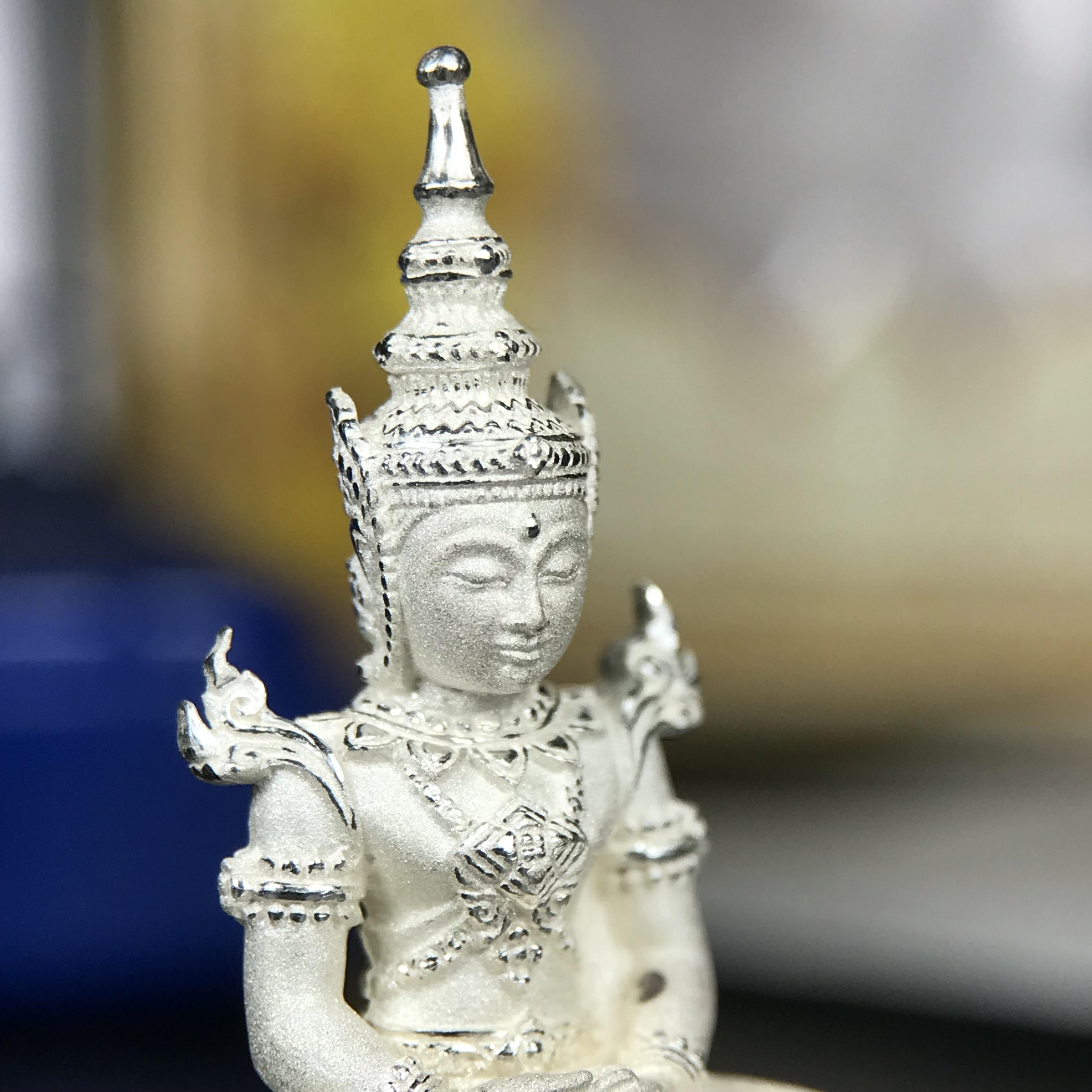 พระแก้วมรกต ทรงเครื่องฤดูร้อน พระราชทานประดิษฐานตราสัญลักษณ์ฉลองสิริราชสมบัติ ครบ 60 ปี ในหลวงรัชกาลที่ 9 พ.ศ.2549 เนื้อเงินลอยองค์พิมพ์ใหญ่ สูง 3.6 ซม. ขนาดหน้าตัก 1/2 นิ้ว (พิธีใหญ่มหาพุทธาภิเษก ณ พระอุโบสถวัดพระแก้ว เกจิอาจารย์ ทั่วประเทศ 108 รูป )