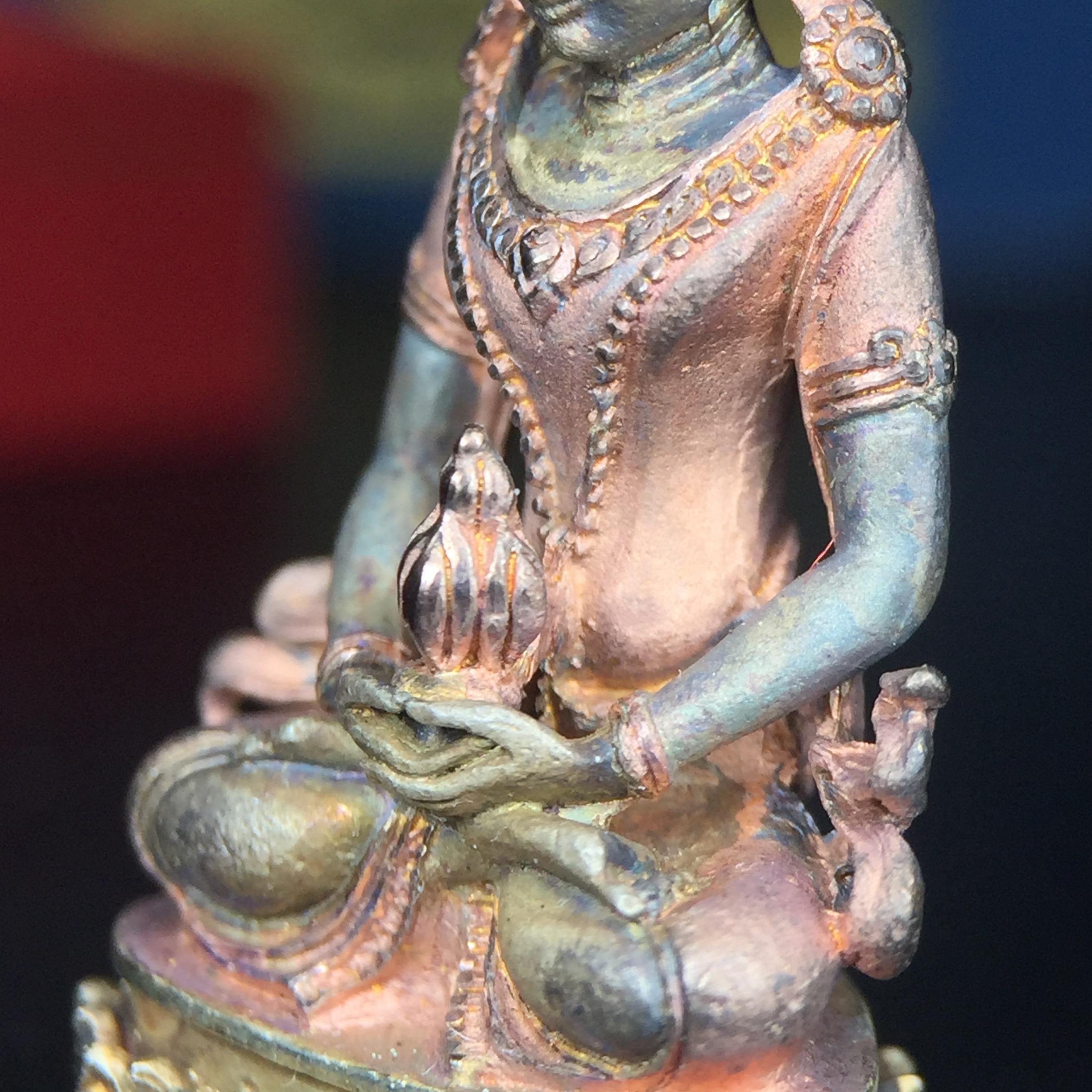 พระกริ่งอวโลกิเตศวร ( เจ้าแม่กวนอิม ) วัดโพธิ์แมนคุณาราม รุ่นอุดมโภคทรัพย์ พ.ศ.2539 เนื้อเงิน 3 กษัตริย์ พ่นทราย(ผิวเดิม ขึ้นสีรุ้งธรรมชาติ แบบนิยม เสน่ห์ของพระเนื้อเงิน) (พร้อมกล่องบรรจุการ์ดใบรับรองเดิมครบ) (อีกหนึ่งรุ่นยอดนิยม พุทธศิลป์สวยงดงาม)