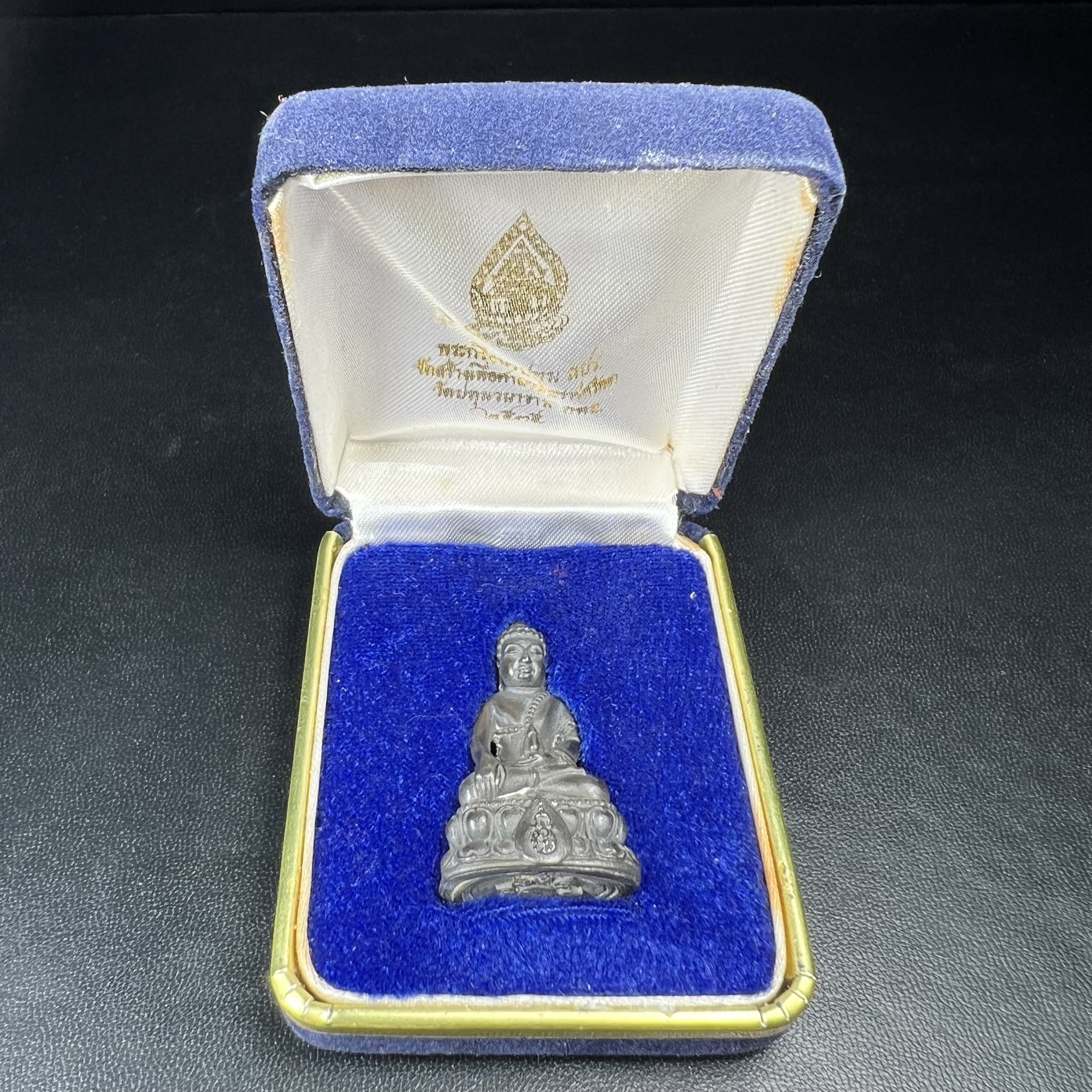 พระกริ่งนวปทุม ภปร. วัดปทุมวนาราม ปี 2535 เนื้อนวโลหะ(เข้มขลัง สวย งดงาม) ขนาดสูง 3.7 ซม. พร้อมกล่องพิเศษบรรจุเดิมครบสมบูรณ์ (ในหลวงรัชกาลที่9เสด็จเททอง)(1ใน3000องค์)นิยมหายาก