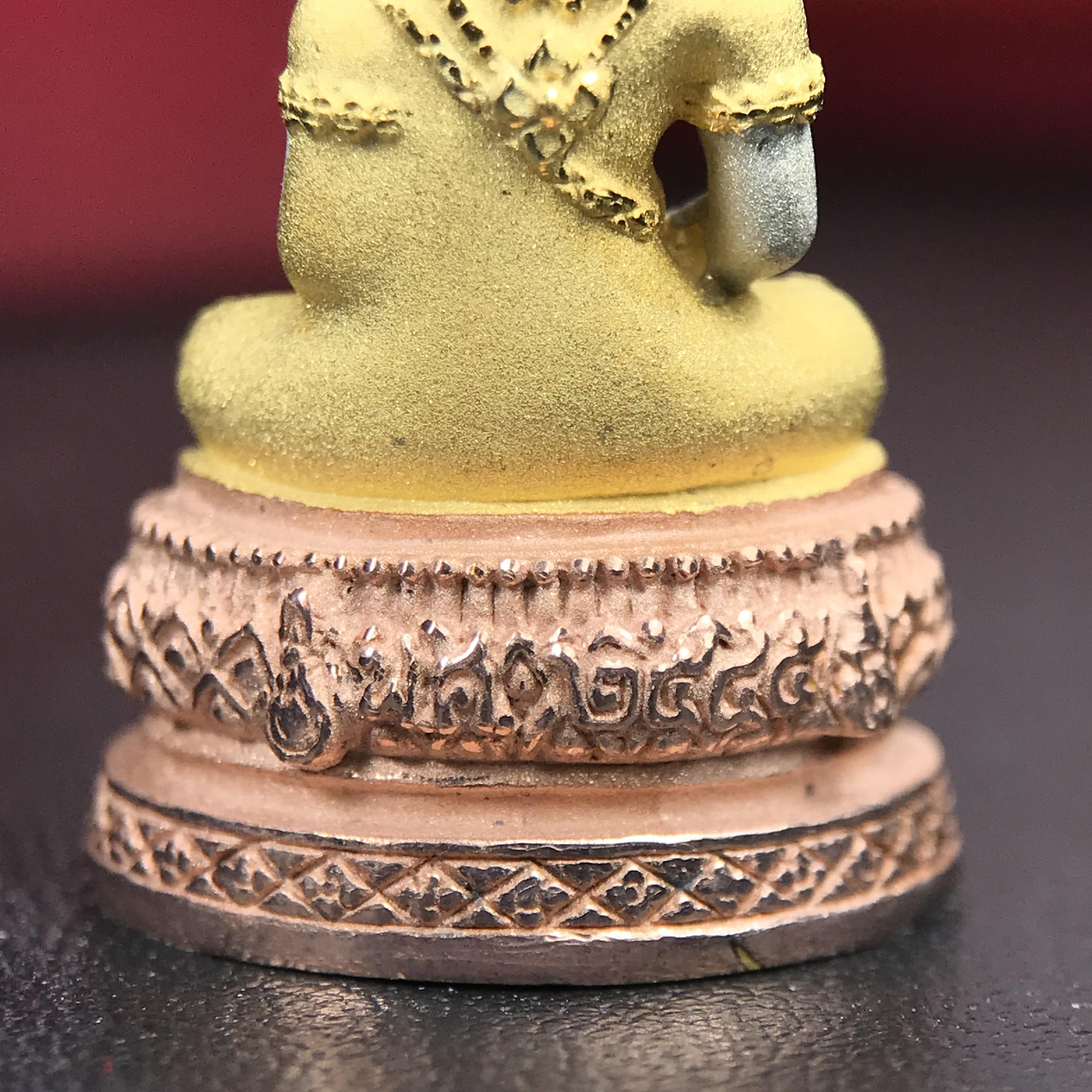 พระแก้วมรกต ภปร.(รุ่นแรก) ปี2545 จัดสร้างในมหาวโรกาส พระบาทสมเด็จพระเจ้าอยู่หัวรัชกาลที่ 9 ครบรอบ 75 พรรษา และฉลองกรุงรัตนโกสินทร์ครบ 220 ปี พิมพ์ลอยองค์ใหญ่ เนื้อเงินบริสุทธิ์ 92.5%(สามกษัตริย์) ขนาด 19*35 มม. พร้อมกล่อง สวยครบสมบูรณ์(องค์หมายเลข ๓๓๘๗)