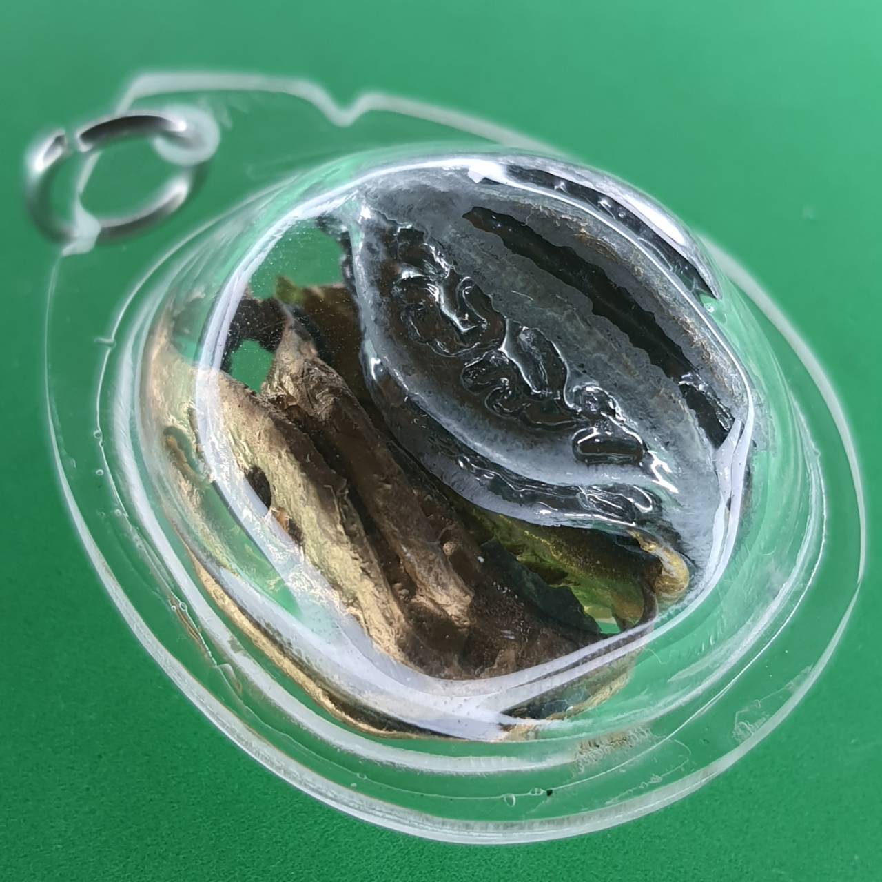 ของป้องกัน เล็บครุฑแบบอัดกรอบ 3 เล็บ สีเงิน สีทอง สีนาค เล็บครุฑ ของแท้ พญาเล็บครุฑ์ พญาเล็บครุฑ