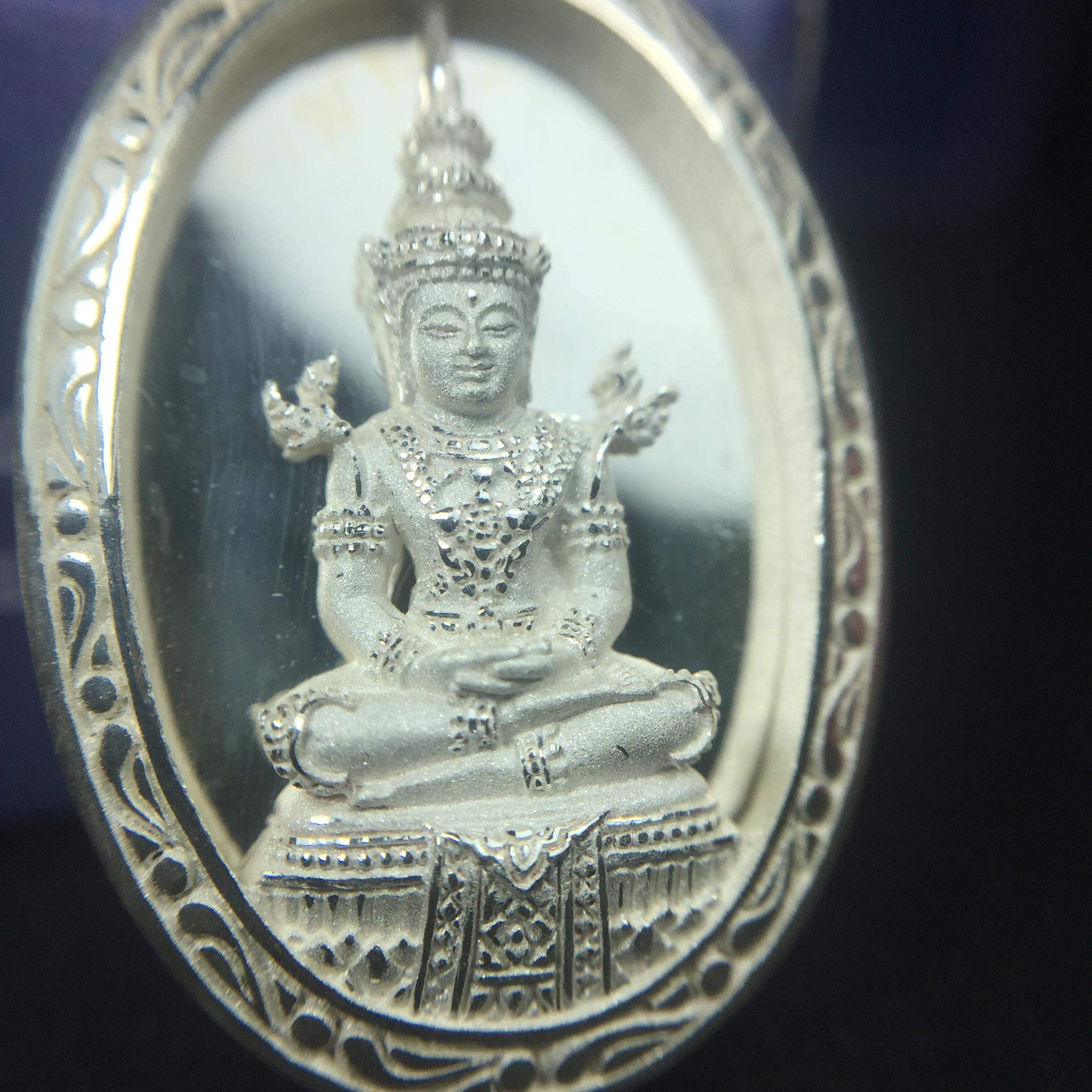 พระแก้วมรกต ภปร. ปี2547 จัดสร้างโดย รพ.ภูมิพลฯ เนื้อเงิน เหรียญทรงกลมรี(1ใน3000องค์)
