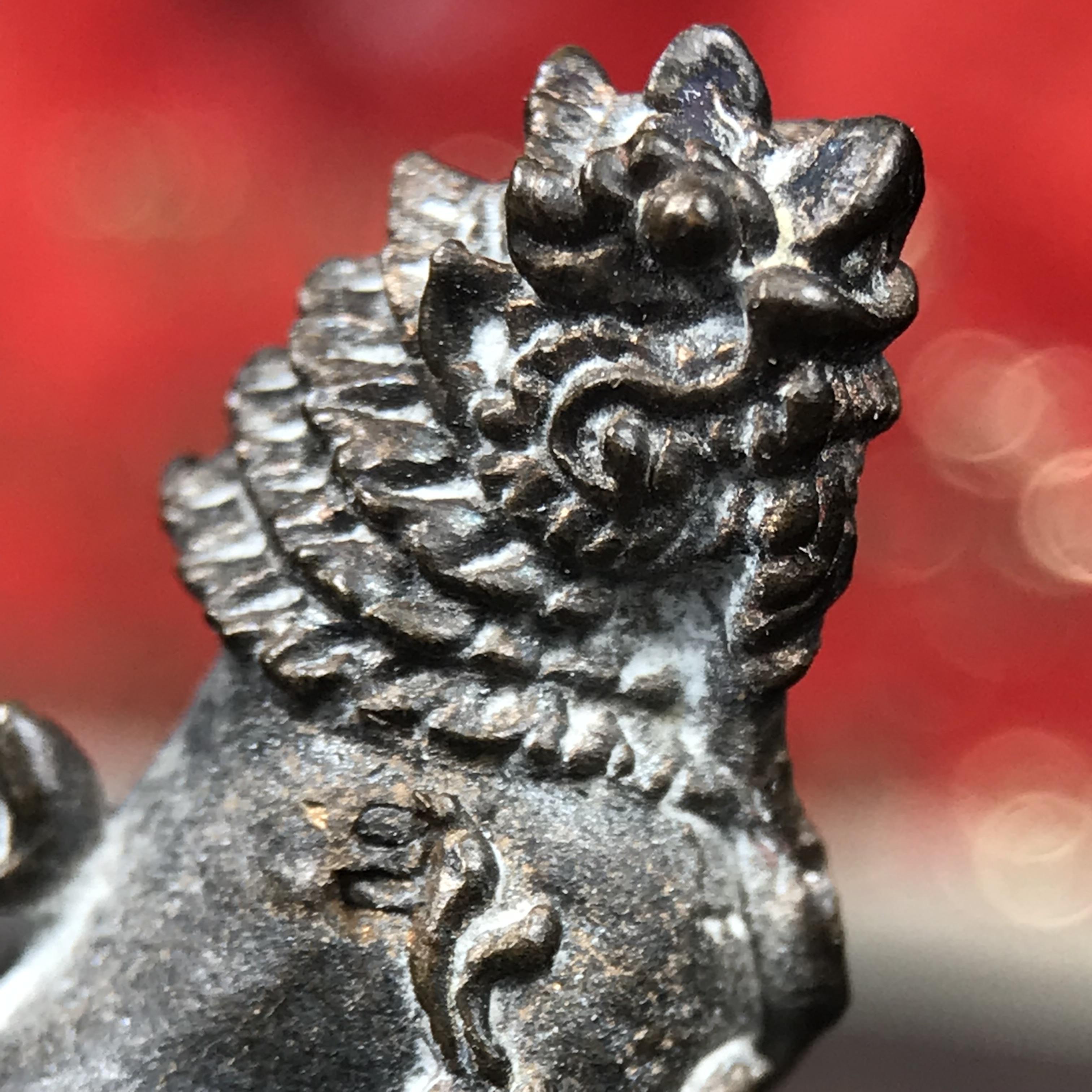 สิงห์เจ้าพ่อดำ วัดบุพพาราม จ.เชียงใหม่ ปี 2518 เนื้อนวโลหะ(ตอก 2 โค๊ต)หายาก(สภาพผิวเดิมสวยเดิมกล่องครบ) สิงห์รุ่นนี้มีพิธีดีมีเกจิอาจารย์ที่ร่วมปลุกเสกมากมาย****เครื่องราง ที่พระบาทสมเด็จพระเจ้าอยุ่รัชกาลที่ ๙ ทรงเสด็จฯประกอบพิธีด้วยพระองค์เอง