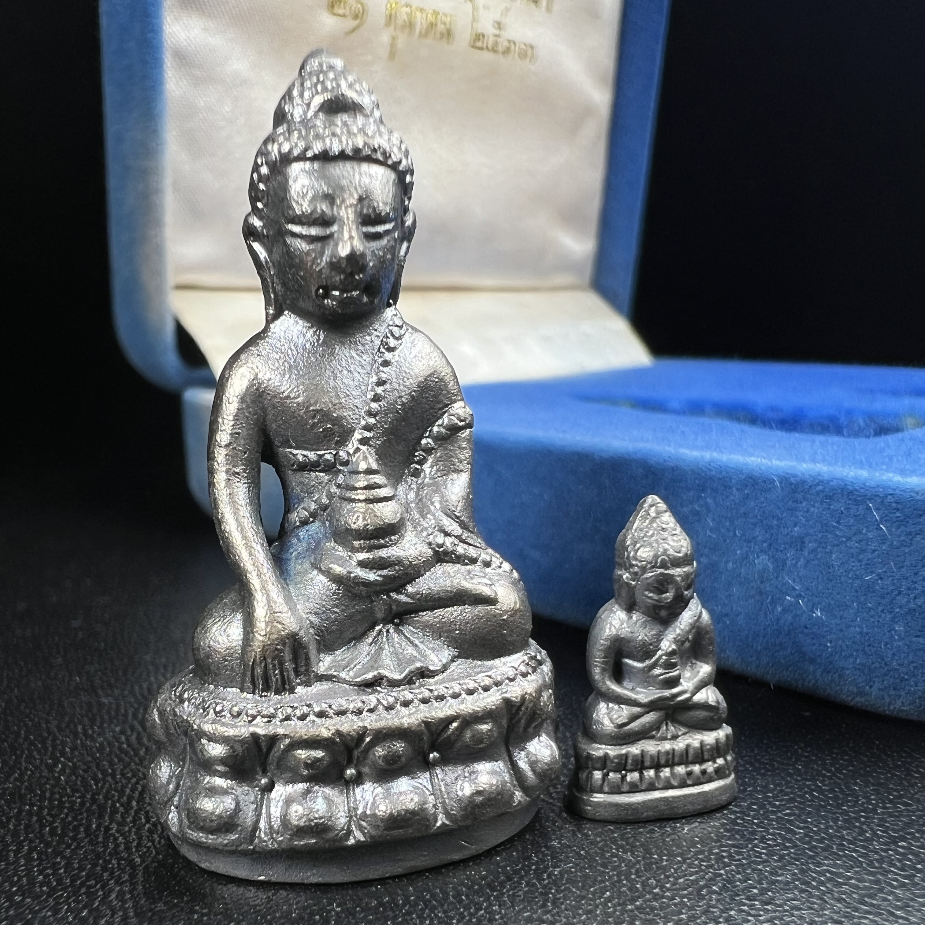 พระกริ่ง-พระชัยวัฒน์ สว. 90 พรรษาสมเด็จย่า ปี2533 เนื้อนวโลหะ(ผสมทองคำเยอะมากรุ่นนี้)(ในหลวงรัชกาลที่9เสด็จในพิธี)(หล่อแบบโบราณอุดมวลสาร 108 แบบฉบับพระกริ่งใหญ่สายวัดสุทัศน์ พระสังฆราช(แพ))(1 ใน 3000 ชุด) หายาก