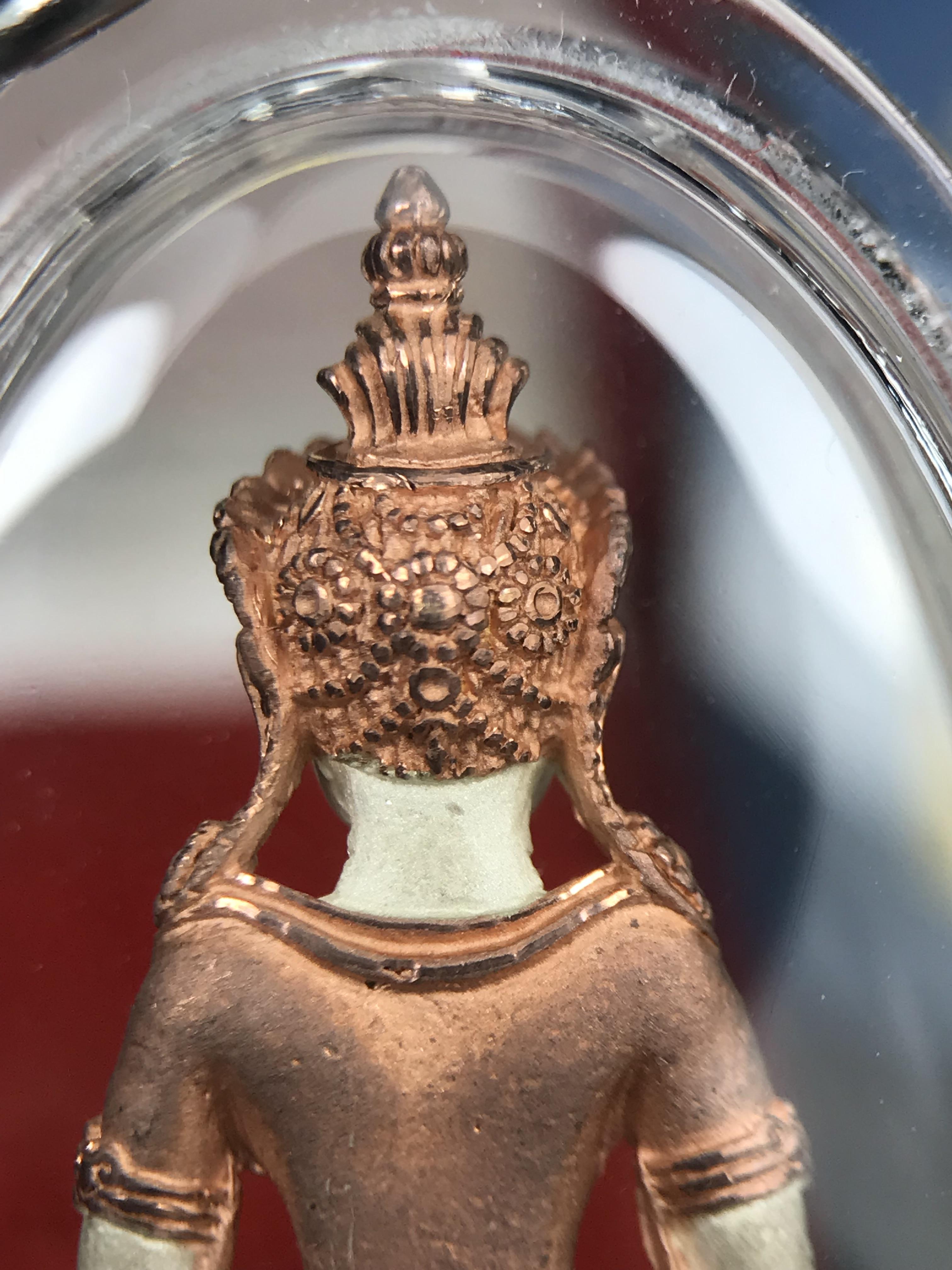 พระกริ่งอวโลกิเตศวร ( เจ้าแม่กวนอิม ) วัดโพธิ์แมนคุณาราม รุ่นอุดมโภคทรัพย์ พ.ศ.2539 เนื้อเงิน 3 กษัตริย์ พ่นทราย(ผิวเดิมสวย เลี่ยมกรอบกันน้ำพร้อมใช้บูชา) (พร้อมกล่องบรรจุการ์ดใบรับรองเดิมครบ) (อีกหนึ่งรุ่นยอดนิยม พุทธศิลป์สวยงดงาม)*ตอกโค๊ตและหมายเลข ๓๘๙๔*