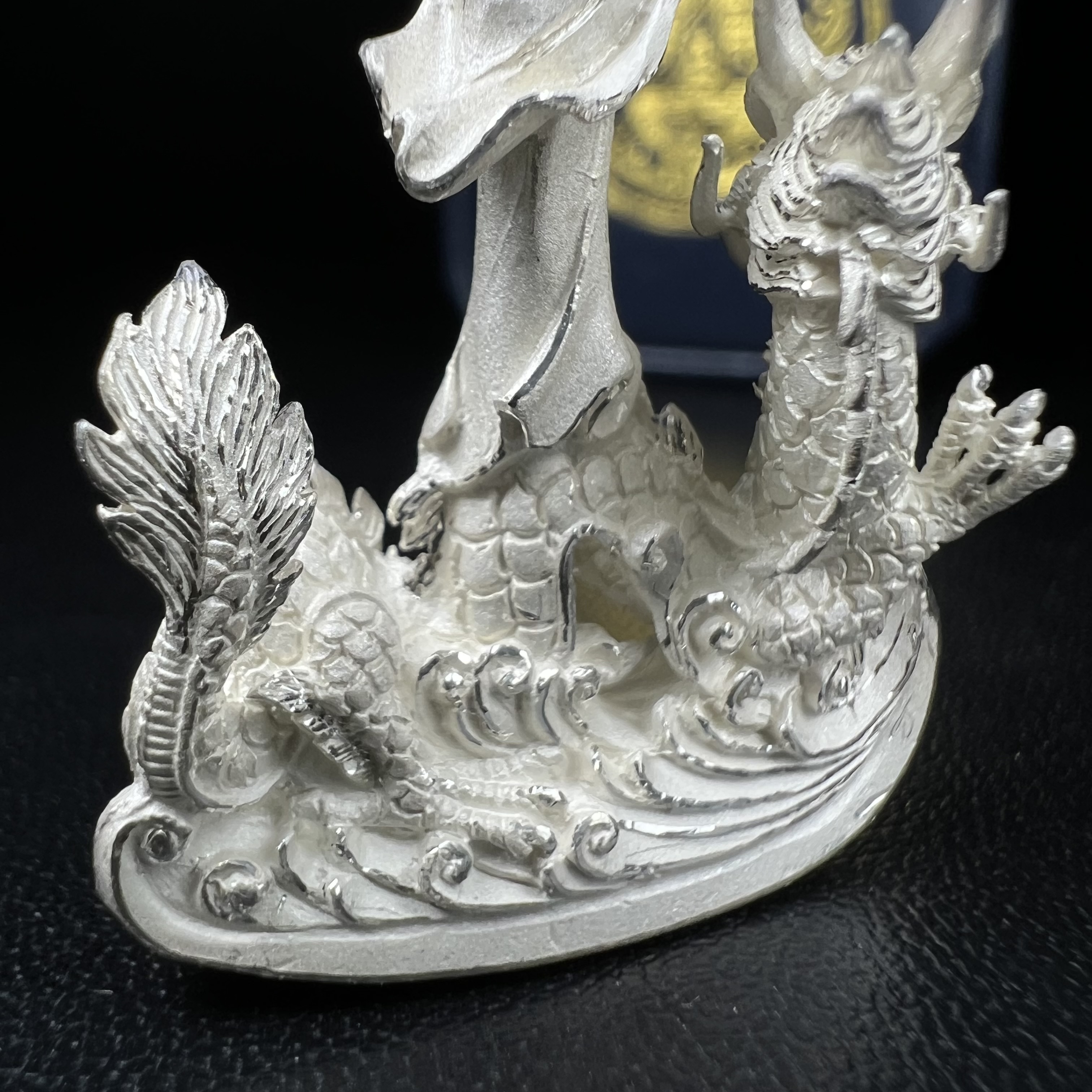 รูปหล่อลอยองค์พระโพธิสัตว์กวนอิม ทรงประทับมังกร จ.ระนอง เนื้อเงิน พิมพ์ใหญ่(สภาพผิว สวยงดงาม ทรงคุณค่า) เฉลิมฉลองในวโรกาสที่พระบาทสมเด็จพระเจ้าอยู่หัวทรงครองสิริราชสมบัติครบ 50 ปี จ.ระนอง พ.ศ.2539