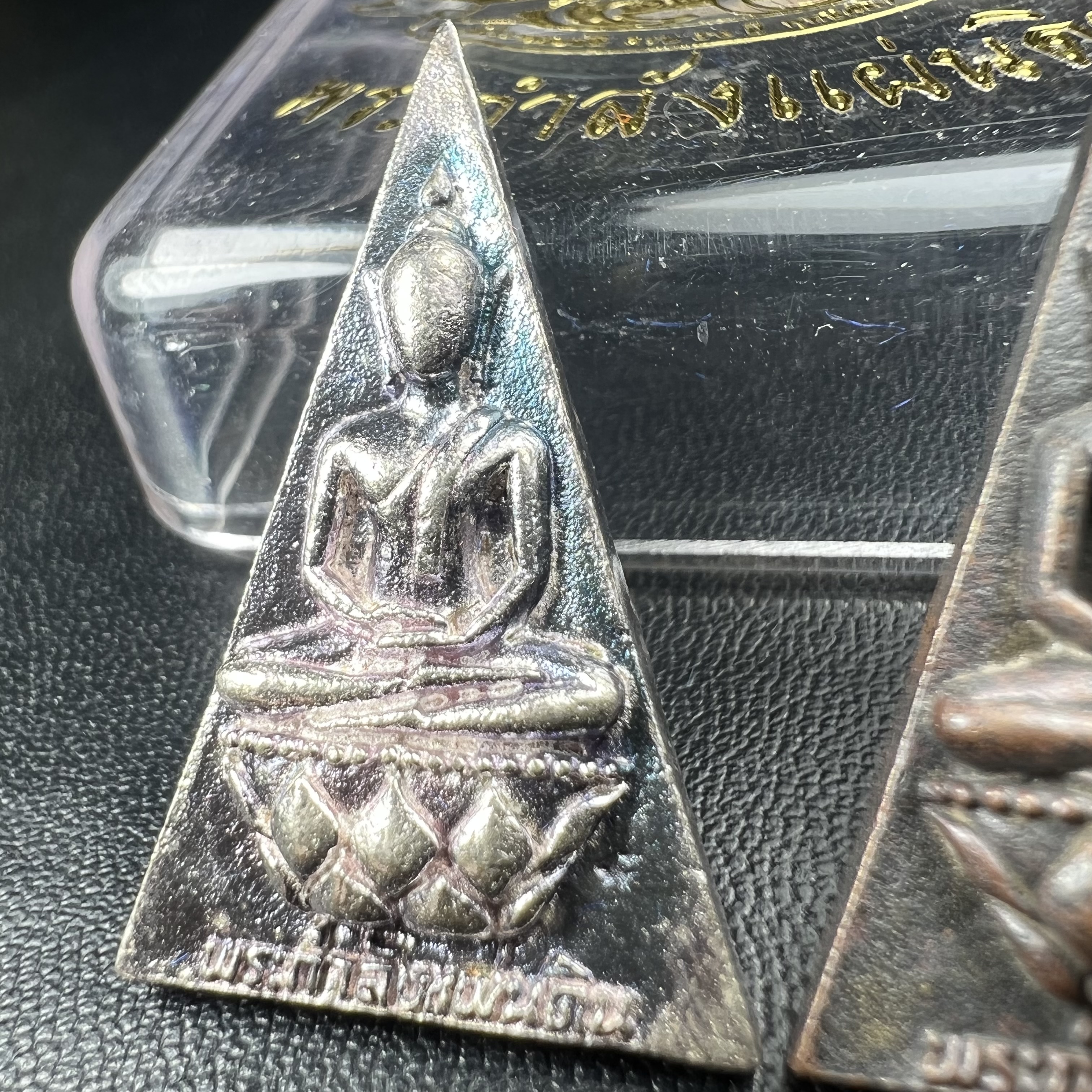 พระกำลังแผ่นดิน (สมเด็จจิตรลดา2) จัดสร้างเฉลิมพระเกียรติ ร.9 ครองราชย์ 50 ปี 2539 เนื้อเงิน(ผิวเดิมกลับดำ รุ้งๆสวย)+เนื้อนวโลหะ(สร้างน้อยหายาก)พร้อมกล่องบรรจุเดิมครบสมบูรณ์(1ใน2539องค์)