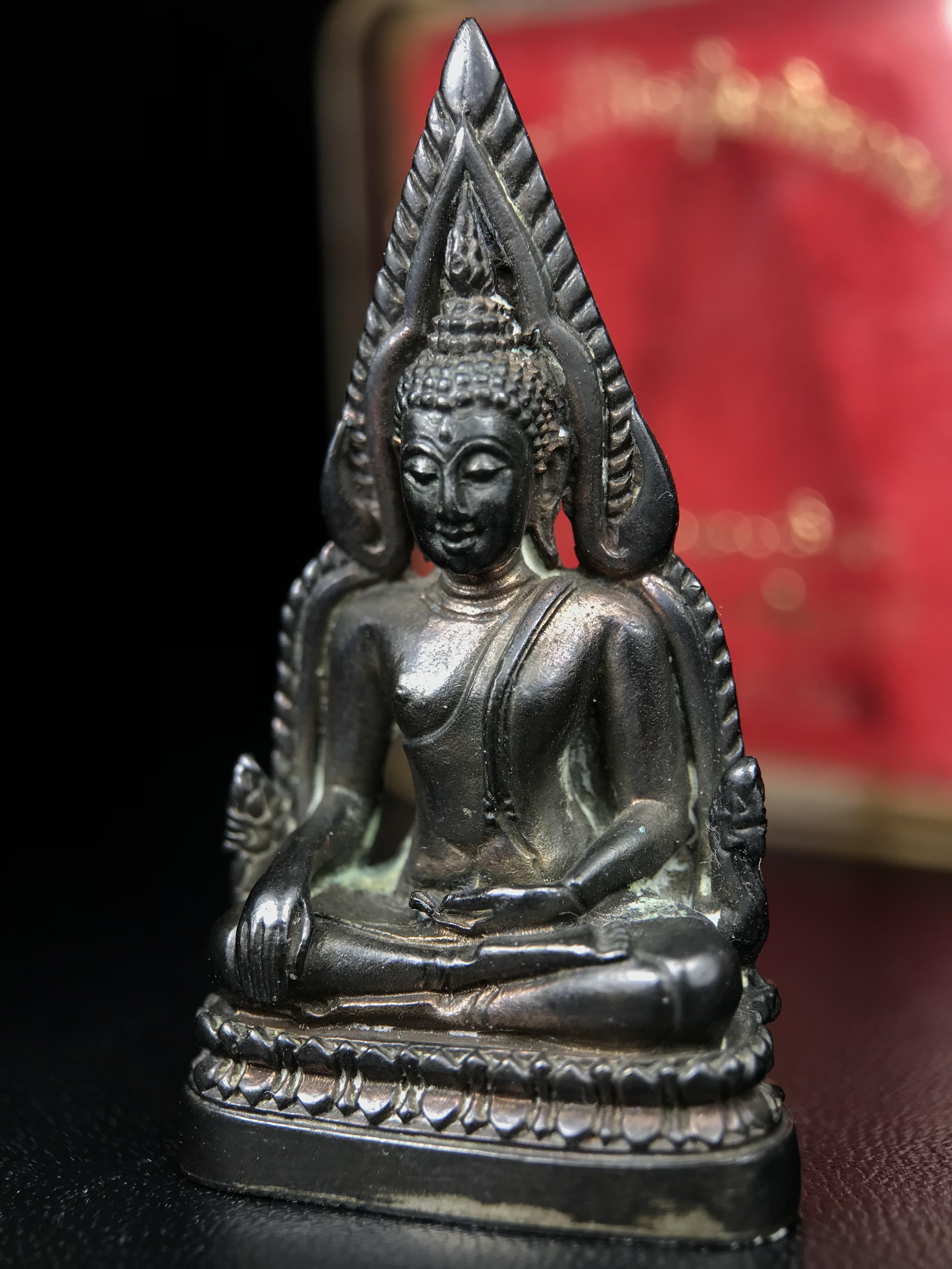 พระพุทธชินราชอินโดจีนมหาจักรพรรดิ อนุสรณ์ 100 ปี พิษณุโลกพิทยาคม (โรงเรียนชาย) พิธีจักรพรรดิมหาพุทธาภิเษก ปี 2542 เนื้อนวโลหะ(เต็มสูตรแก่ทองคำ) พิธีใหญ่มวลสารดีเกจิอาจารย์ยอดนิยมร่วมปลุกเสก*** ตอกโค้ดและหมายเลข*** 1 ใน 999 องค์ ยอดนิยมหายาก