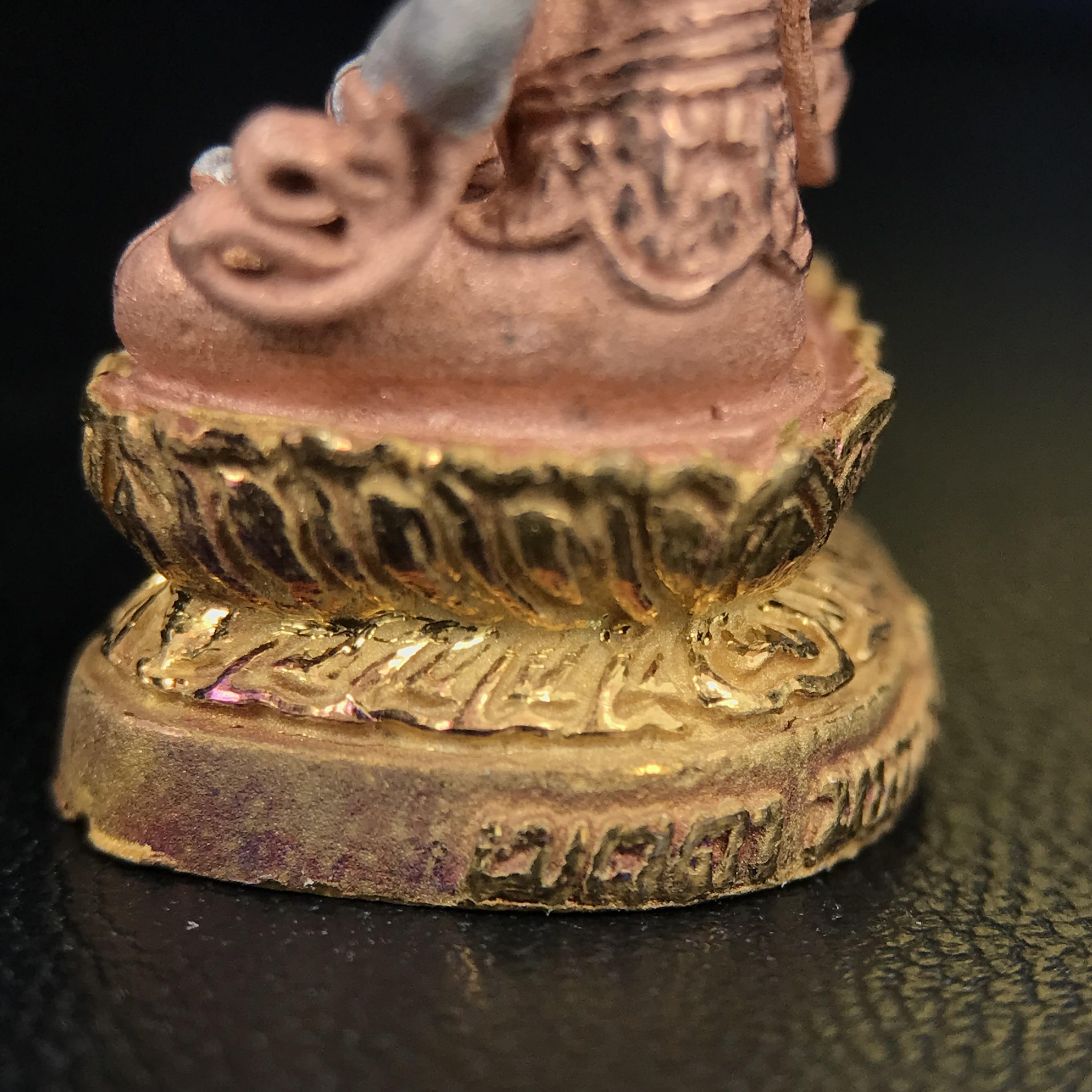 พระอวโลกิเตศวร เมตตา มหาบารมี พิธีพุทธาภิเษก ณ อุโบสถ วัดบวรนิเวศวิหาร 3 พฤษภาคม 2540 เนื้อเงินสามกษัตริย์ ขนาด 3.2 x 2.7 ซม. ตอกโค๊ตใต้ฐานพร้อมกล่องบรรจุเดิม สวย ครบ สมบูรณ์(รุ่นนี้หายาก พบเจอน้อยมาก)