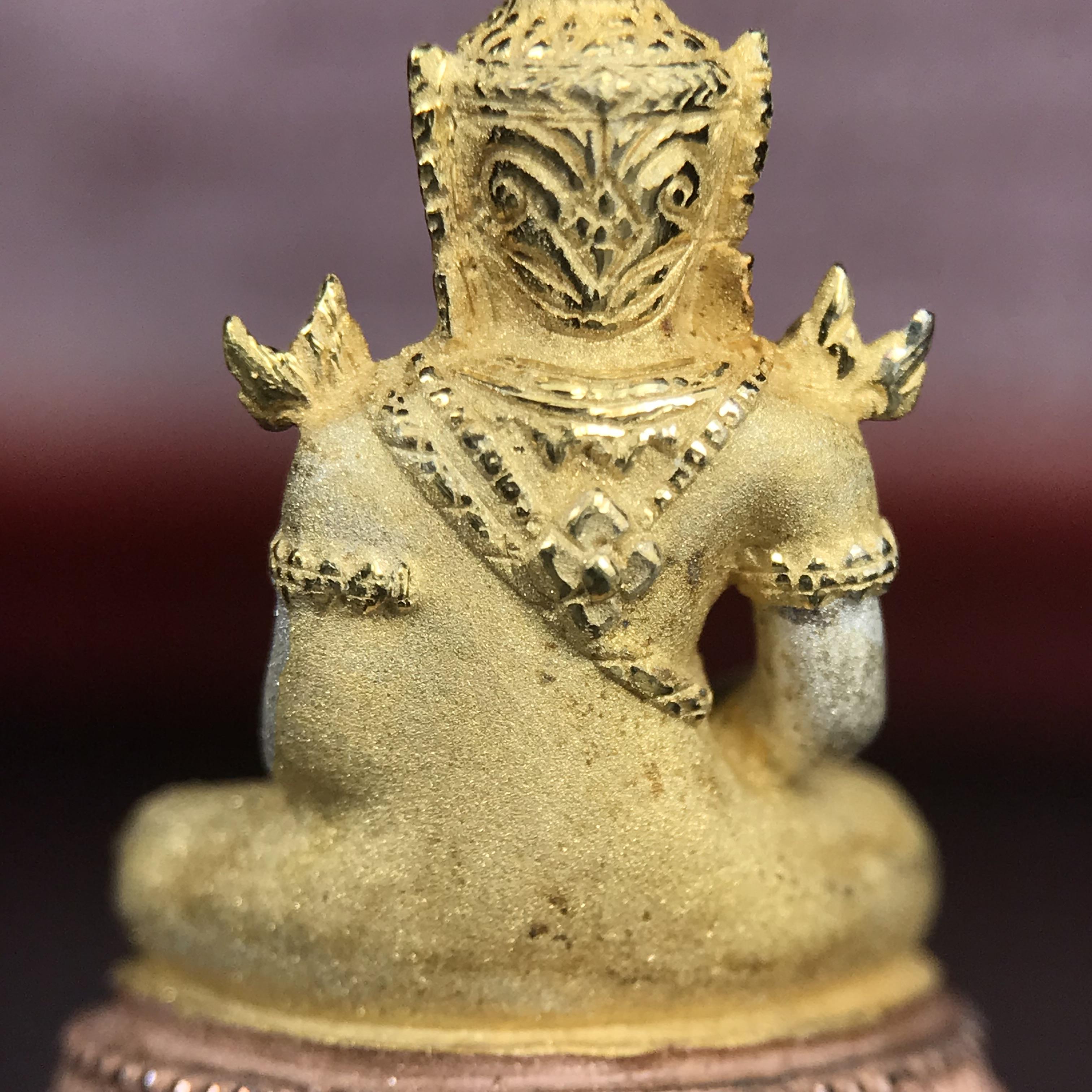 พระแก้วมรกต ภปร.(รุ่นแรก) ปี2545 จัดสร้างในมหาวโรกาส พระบาทสมเด็จพระเจ้าอยู่หัวรัชกาลที่ 9 ครบรอบ 75 พรรษา และฉลองกรุงรัตนโกสินทร์ครบ 220 ปี พิมพ์ลอยองค์ใหญ่ เนื้อเงินบริสุทธิ์ 92.5%(สามกษัตริย์) ขนาด 19*35 มม. พร้อมกล่อง สวยครบสมบูรณ์(องค์หมายเลข ๑๙๘)