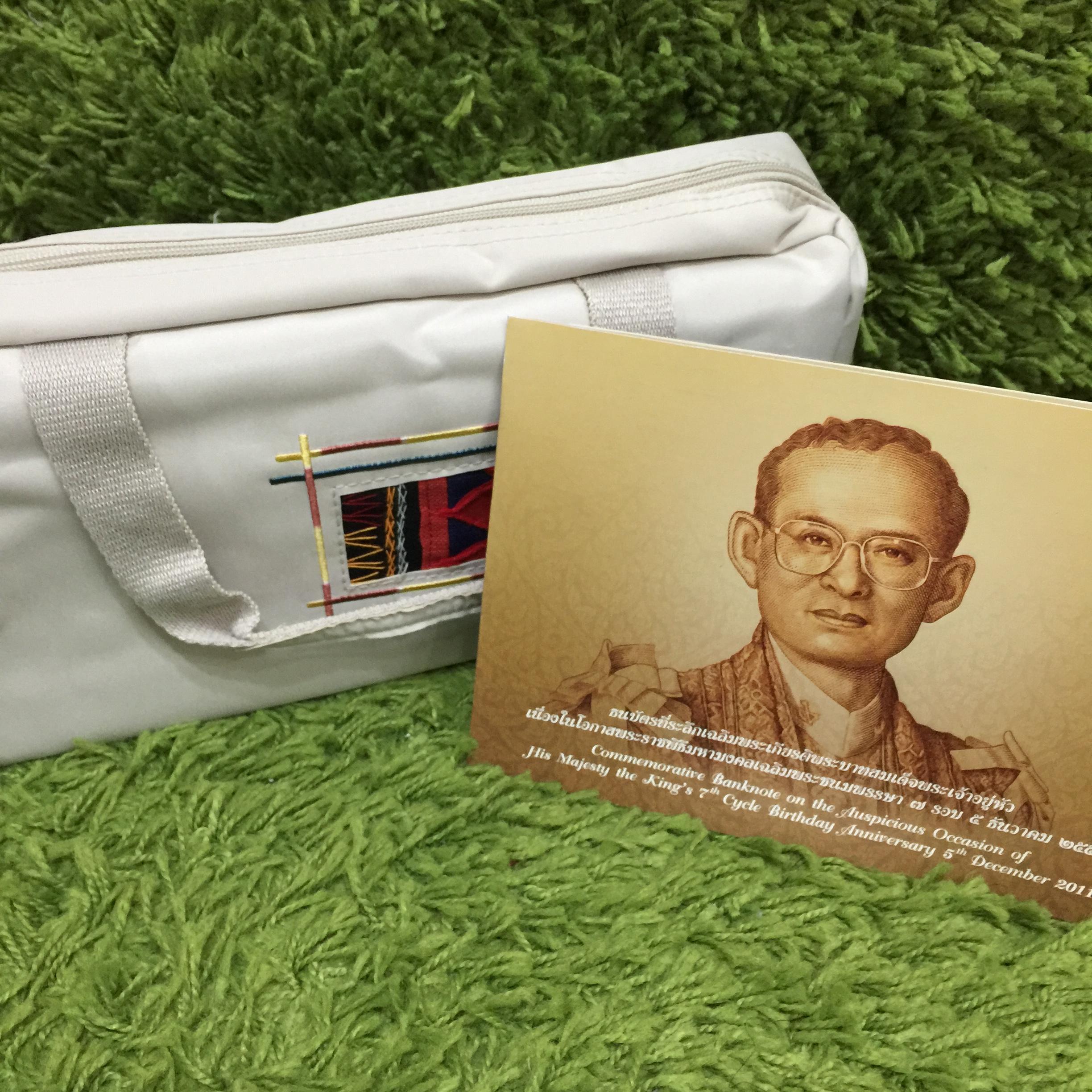 ธนบัตรที่ระลึกเฉลิมพระเกียรติในหลวง เนื่องในโอกาสพระราชพิธีมหามงคลเฉลิมพระชนมพรรษา 7 รอบ (5 ธันวาคม 2554) พร้อมกรอบคริสตัล และกล่องเพลงแซกโซโฟน(Music Box) และถุงผ้าอย่างดีครบเซต เดิมๆหายากแล้วครับ