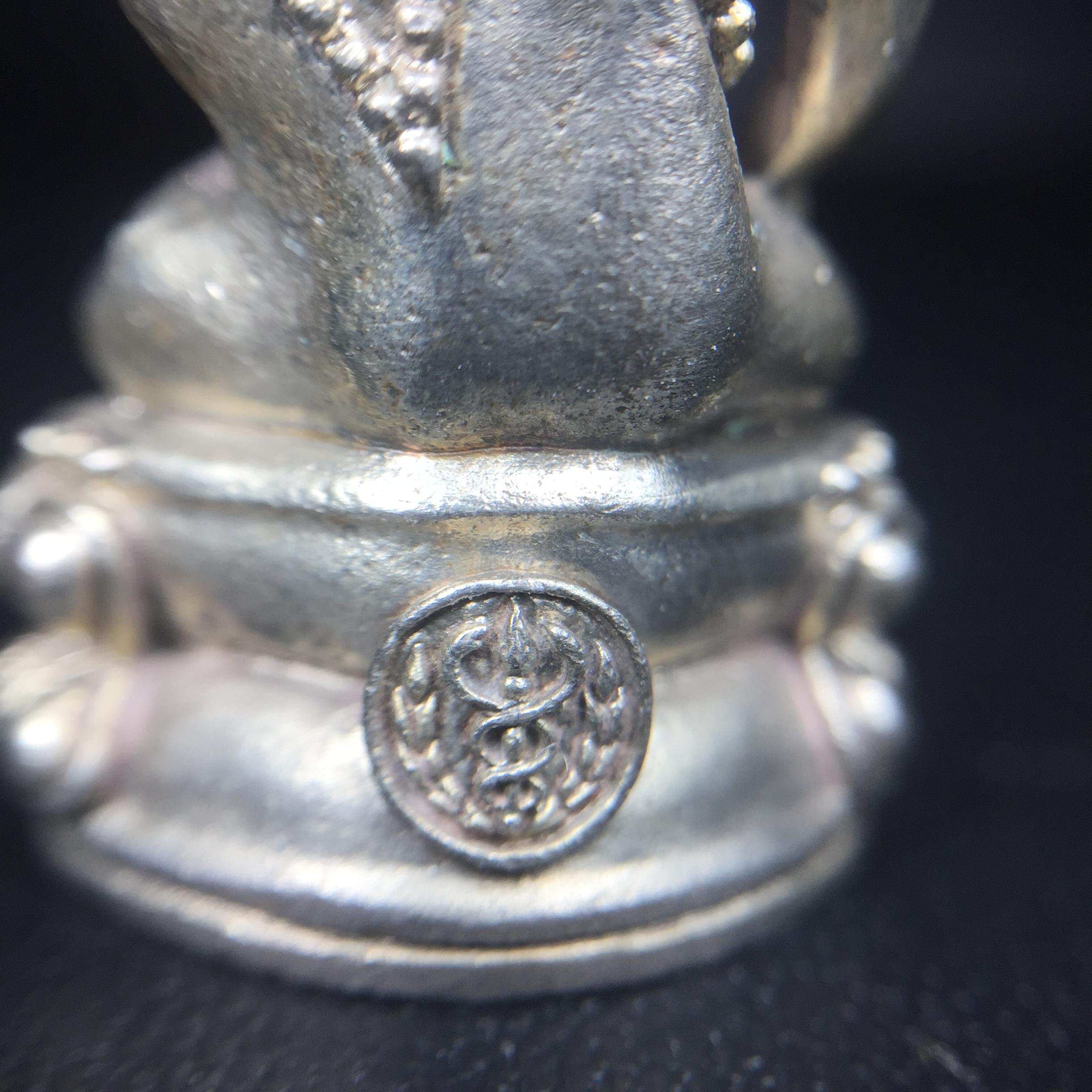 พระกริ่งศิรากาศ ภปร.(วัตถุมงคล"คุ้มเกล้าฯ") โรงพยาบาลภูมิพล เนื้อเงินพิมพ์หน้าไทย (ในหลวงรัชกาลที่9เสด็จเททอง)(พิธีใหญ่)(นิยม)