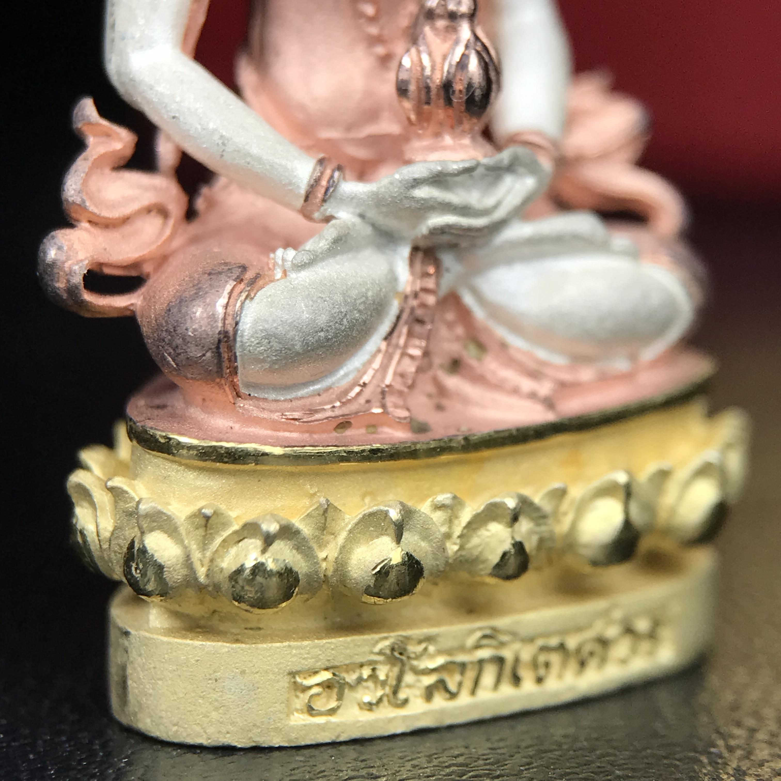 พระกริ่งอวโลกิเตศวร ( เจ้าแม่กวนอิม ) วัดโพธิ์แมนคุณาราม รุ่นอุดมโภคทรัพย์ พ.ศ.2539 เนื้อเงิน 3 กษัตริย์ (องค์พิเศษกรรมการ ฝังเพชรตำแหน่งดวงตาที่สามกลางหน้าผาก 1 เม็ด)(อีกหนึ่งรุ่นยอดนิยม พุทธศิลป์สวยงดงาม)***องค์พิเศษกรรมการฝังเพชร พบเจอน้อยหายากมาก***