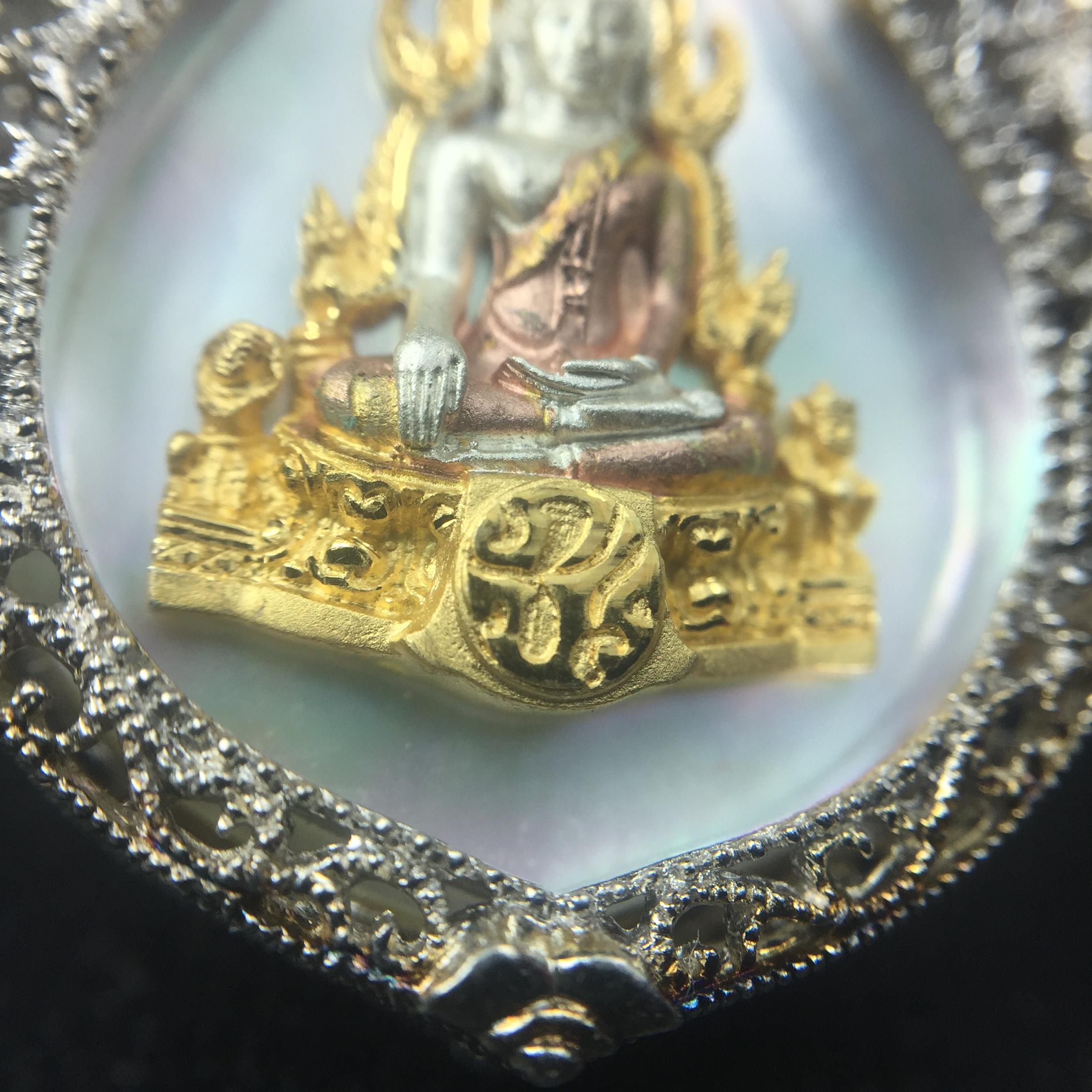 พระพุทธชินราช ภปร. โครงการ "เพราะแผ่นดินนี้ คือ แผ่นดินเกิด" ปี2548(รุ่นแรก) เหรียญทรงเสมา ขนาด 21 x 29 มม.เนื้อเงินสามกษัตริย์ องค์พระชุบสามกษัตริย์ ล้อมด้วยกรอบเงินชุบทองคำขาวสลักเสลาเป็นลวดลายละเอียดอ่อน ส่วนพื้นองค์พระเป็นเปลือกหอยมุขงดงาม