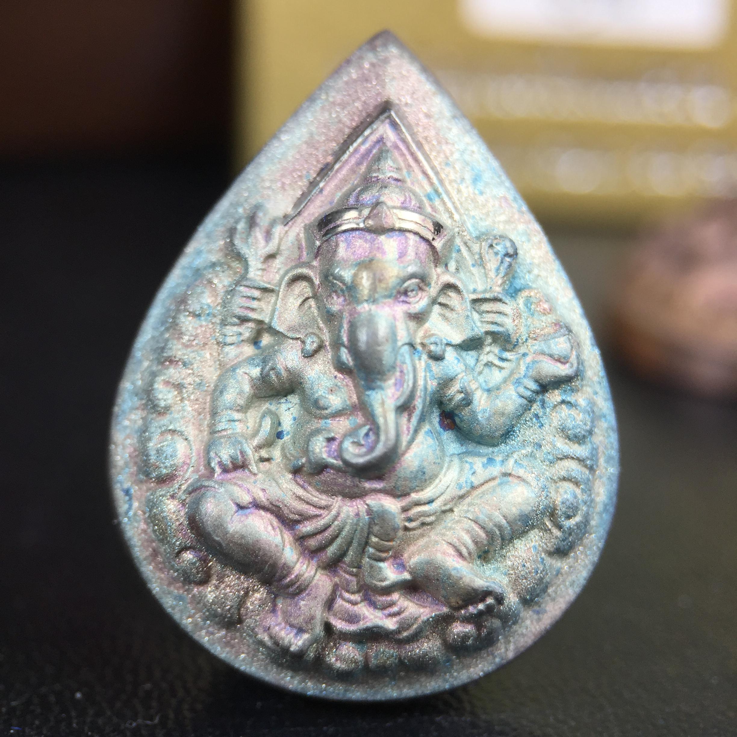 เหรียญพระพิฆเนศวร ญสส. ชุดกาญจนาภิเษกครองราชย์ 50 ปี พุทธศักราช 2538 วัดบวรนิเวศวิหาร ชุดทองคำพิมพ์ใหญ่(2.9 ซม.)(เนื้อทองคำ+เนื้อเงิน+เนื้อทองทิพย์) สภาพสวยเดิมพร้อมกล่องบรรจุเดิม ตอกโค๊ดหมายเลขกำกับ 634(พิธีใหญ่ พุทธศิลป์งดงาม)(นิยมหายาก)1 ใน 939 ชุด