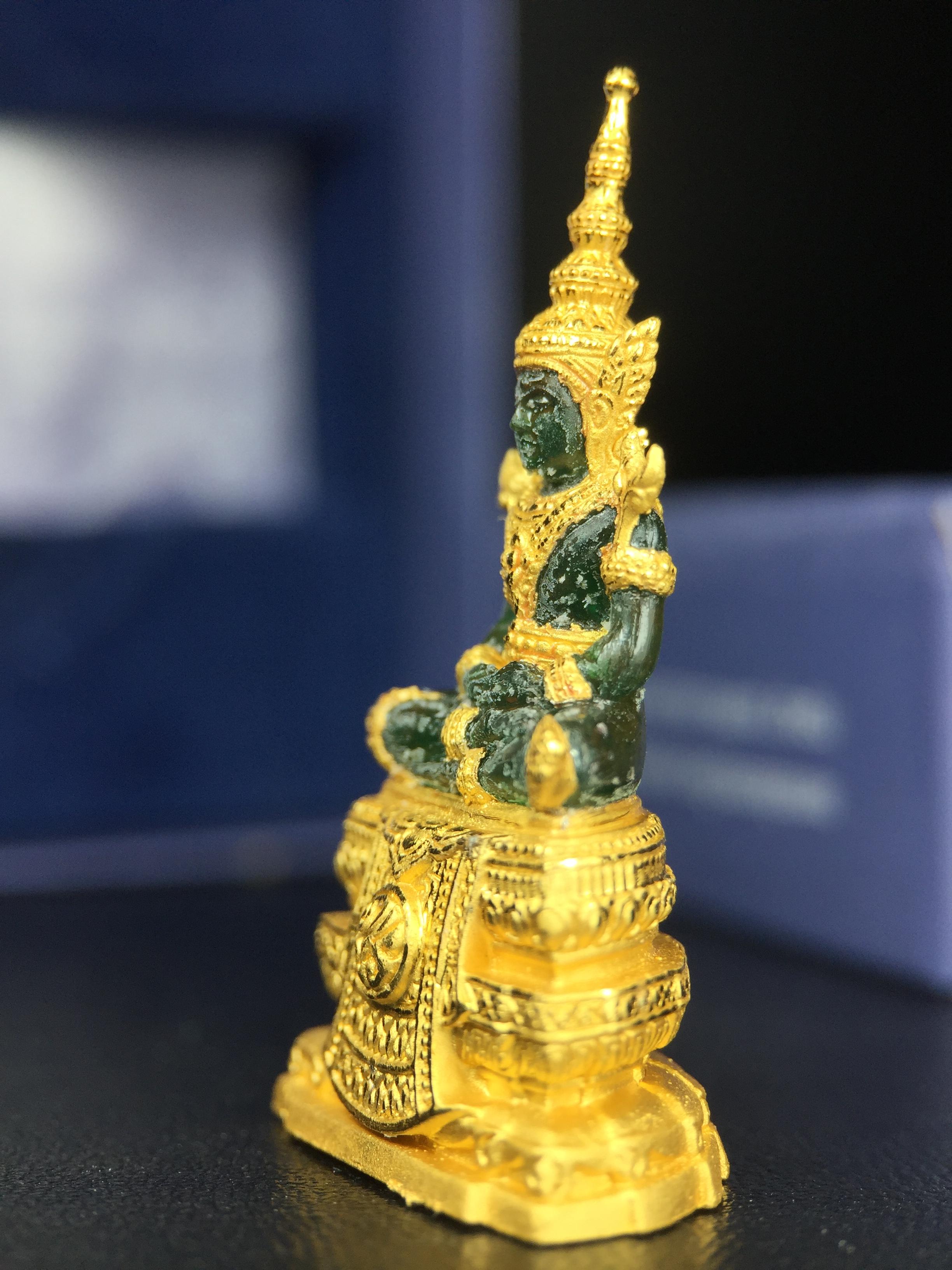 พระแก้วมรกต ภปร. จัดสร้างโดย รพ.ภูมิพลฯ ปี2547 ลอยองค์ขนาดหน้าตัก 1/2 นิ้ว เนื้อเรซิ่นหุ้มทองคำ99.99 งดงามทรงคุณค่าอีกหนึ่งรุ่นยอดนิยม หายาก