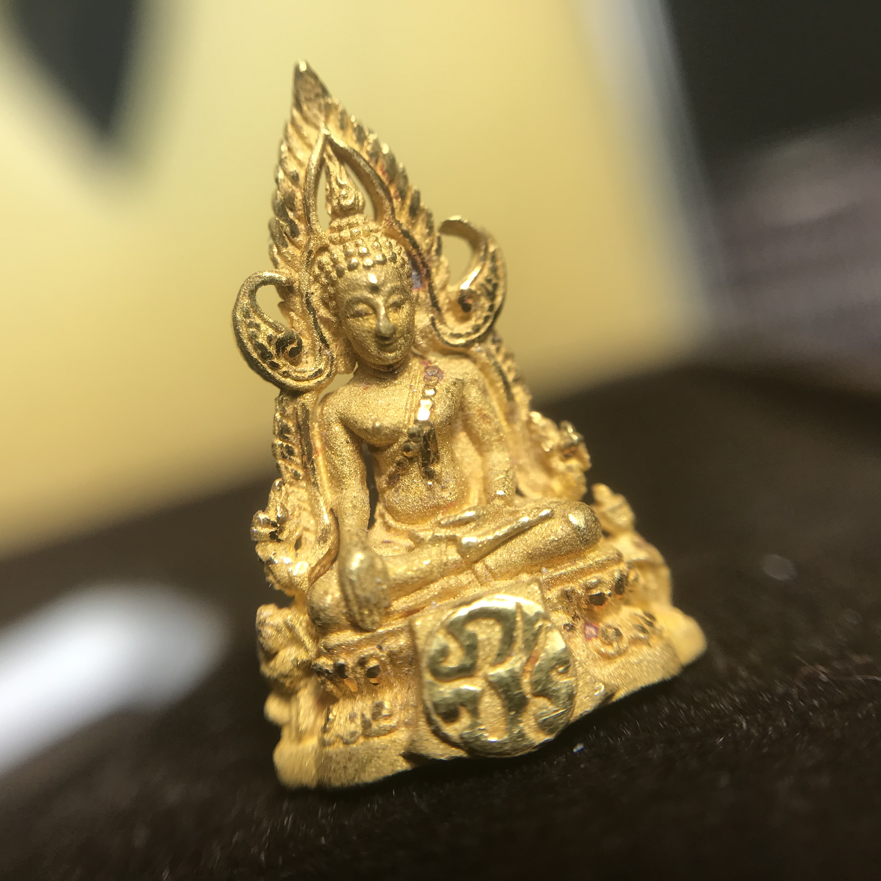 พระพุทธชินราช ภปร. โครงการ "เพราะแผ่นดินนี้ คือ แผ่นดินเกิด" ปี2548(รุ่นแรก) ลอยองค์ หน้าตัก 1/4 นิ้ว เนื้อทองคำบริสุทธิ์ 96.5% (น้ำหนัก 2.5 กรัม)