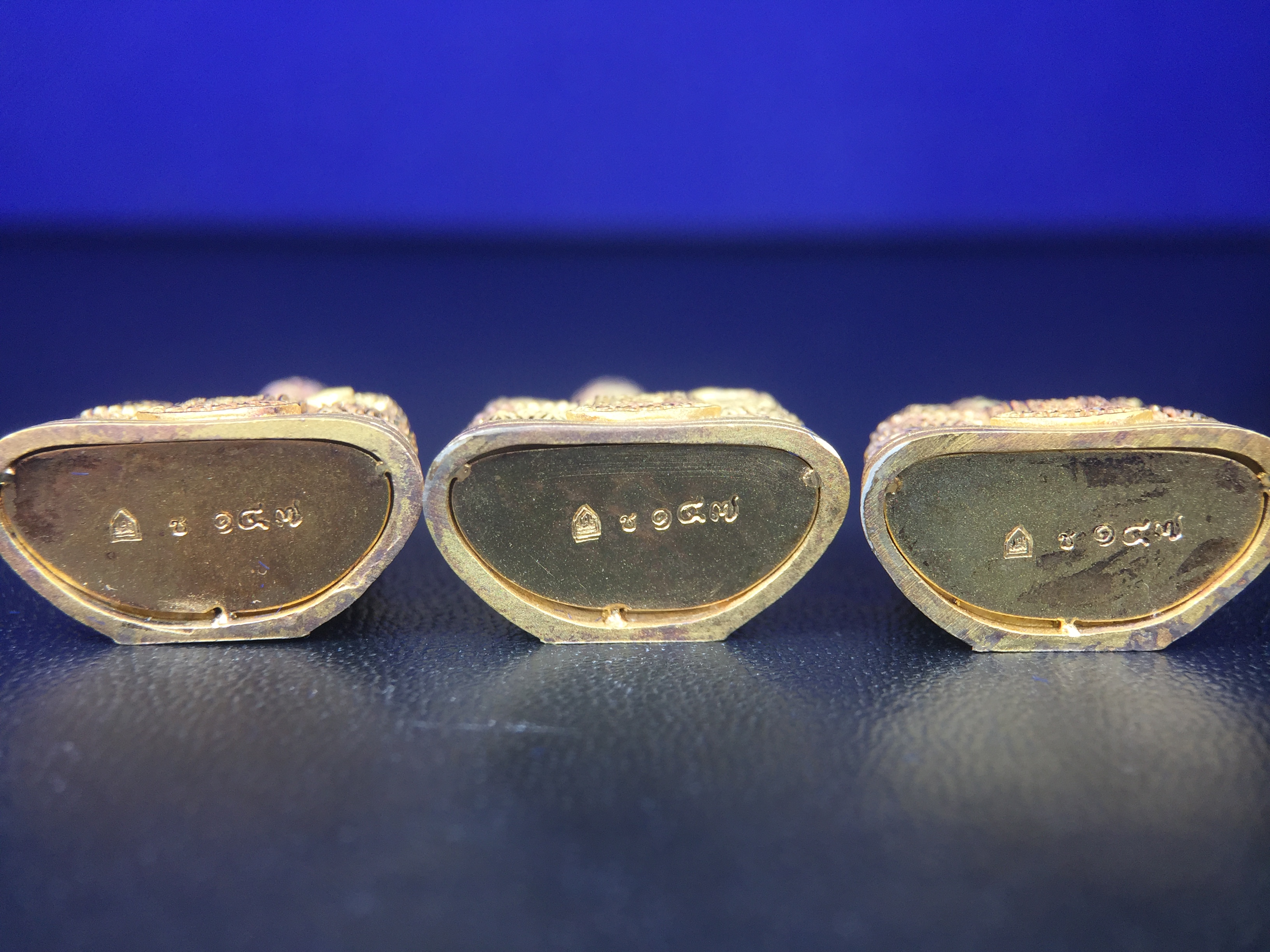 พระพุทธมหามณีรัตนปฎิมากร(พระแก้วมรกต)รุ่น เฉลิมพระเกียรติ วัดพระศรีรัตนศาสดารามราม(วัดพระแก้ว) ปี2543 เนื้อเงินชุบทองพ่นทรายขัดเงาบางส่วน พิมพ์ใหญ่ลอยองค์ ชุด 3 ฤดู ตอกโค๊ตหมายเลขเดียวกันทั้ง3องค์ ชุดหมายเลข( ช147)สภาพผิวสวยดุจทองคำกล่องบรรจุเดิมครบ