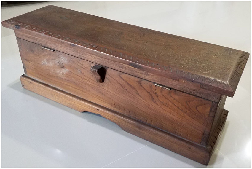 หีบหรือกล่องไม้สักงานเก่า ตอกลายเส้นทองเหลือง-BPT1709-