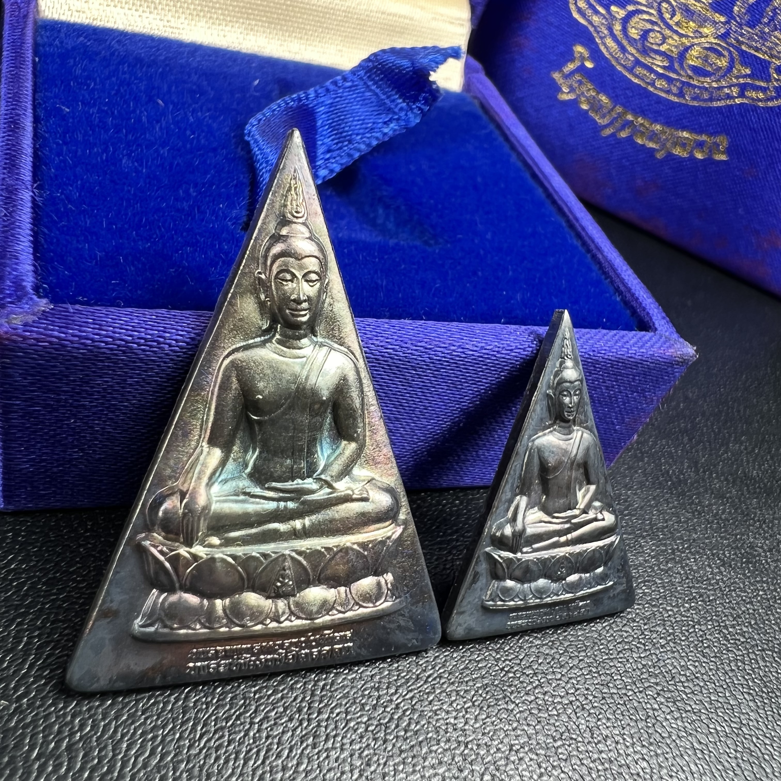 พระพุทธนวราชบพิตร พระพิมพ์จิตรลดา โครงการหลวง ปี2539 (พิมพ์ใหญ่+พิมพ์เล็ก) เนื้อเงินผิวเดิมขึ้นสีรุ่ง สวย แบบนิยมพร้อมกล่องบรรจุเดิม พิธีใหญ่ ปลุกเสกวัดพระแก้ว(1ชุด 2 องค์)