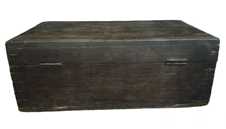 กล่องไม้เก่าตอกลายด้วยเส้นทองเหลือง-BPT2745-