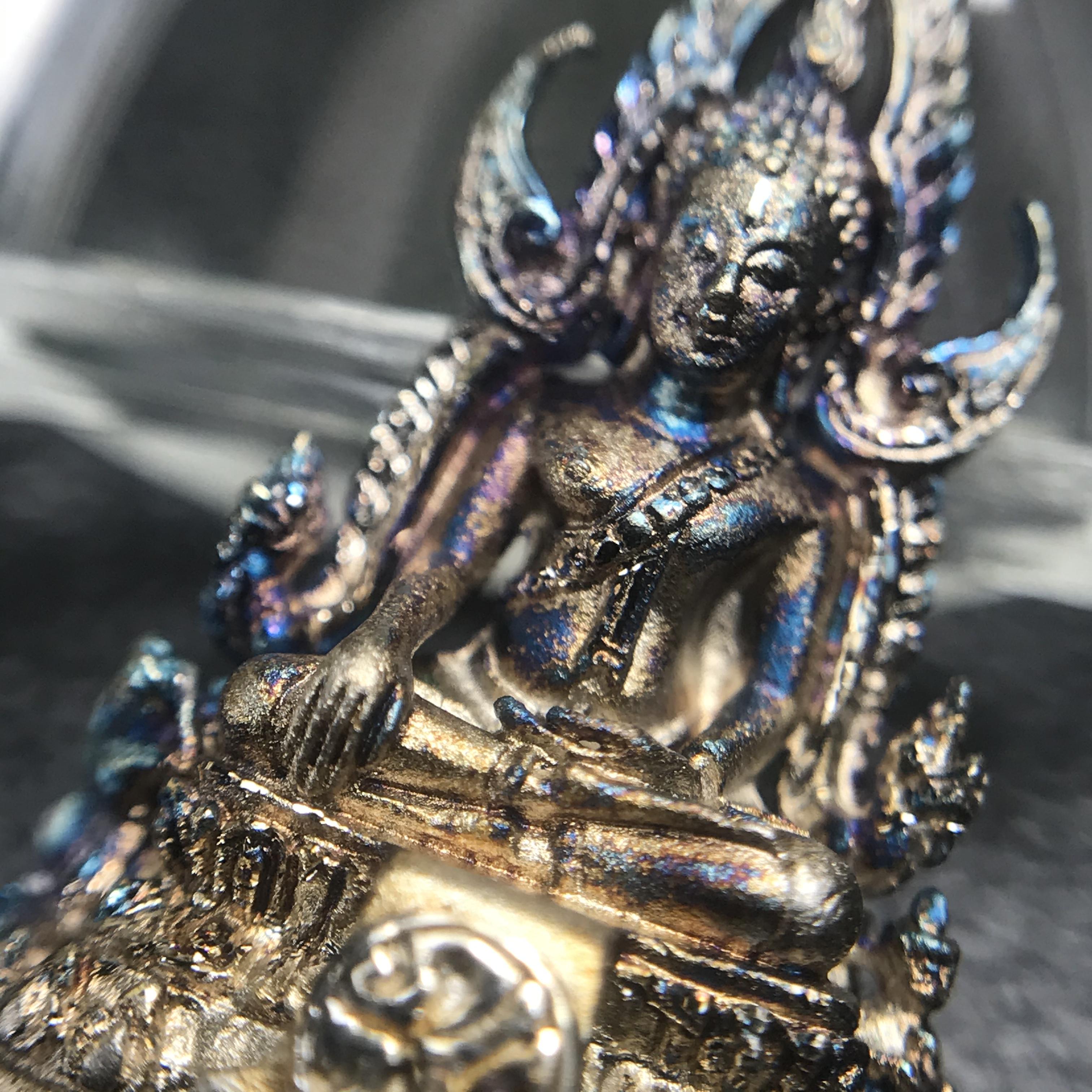 พระพุทธชินราช(จำลอง) ภปร. 84 พรรษา เนื้อเงินชุบทองคำขาว พิมพ์เล็กขนาดหน้าตัก 1/4 นิ้ว (สภาพผิวเดิมสวย ขึ้นสีรุ้งธรรมชาติ แบบนิยม)(พระราชทานมวลสาร จิตรลดาและเส้นพระเจ้า(เส้นผม))