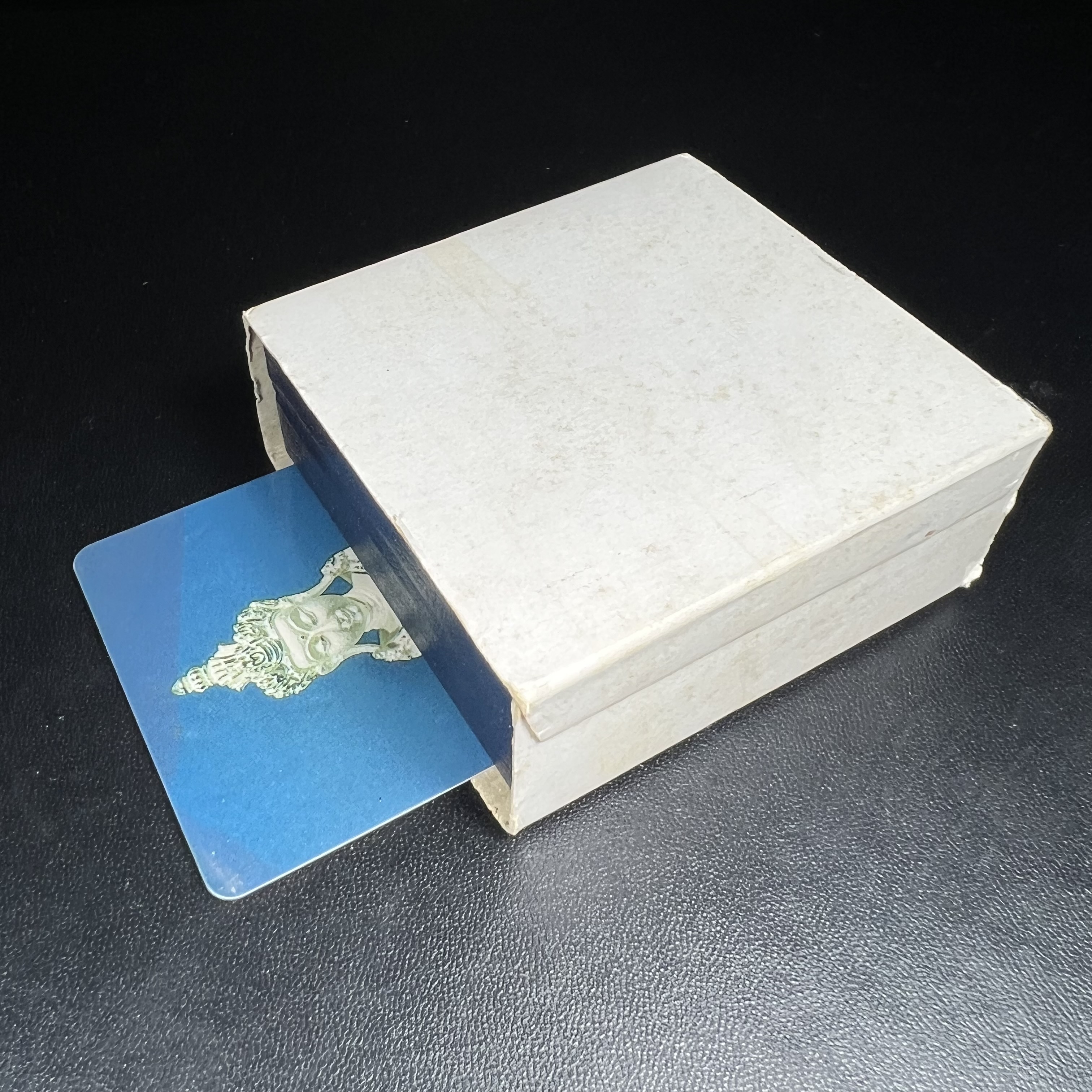 พระกริ่งอวโลกิเตศวร ( เจ้าแม่กวนอิม ) วัดโพธิ์แมนคุณาราม รุ่นอุดมโภคทรัพย์ พ.ศ.2539 เนื้อเงินพ่นทราย(ผิวเดิม ขึ้นสีรุ้งธรรมชาติ แบบนิยม เสน่ห์ของพระเนื้อเงิน) (พร้อมกล่องบรรจุการ์ดใบรับรองเดิมครบ)(อีกหนึ่งรุ่นยอดนิยม พุทธศิลป์สวยงดงาม)หายาก 1 ใน 5000 องค์