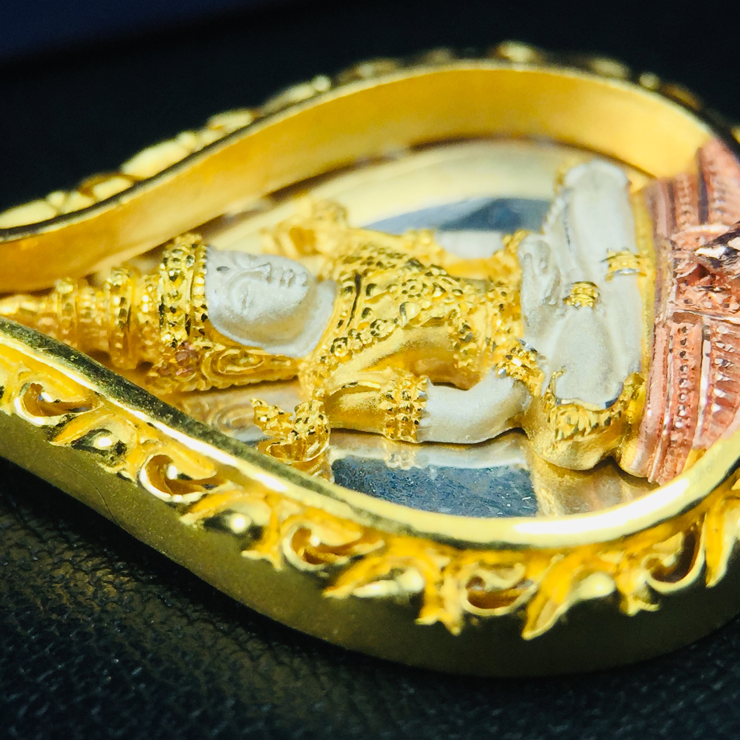 พระแก้วมรกต ภปร. ปี2547 จัดสร้างโดย รพ.ภูมิพลฯ เนื้อเงิน (3 กษัตริย์)เหรียญทรงดอกบัว งดงามทรงคุณค่าอีกหนึ่งรุ่นยอดนิยม หายาก(1ใน3000องค์)