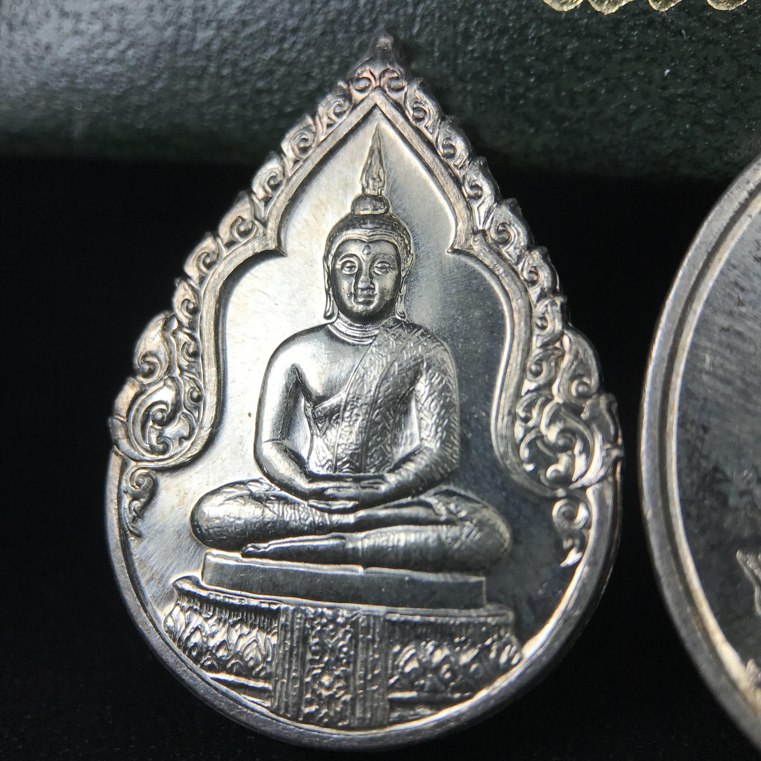 เหรียญพระแก้วมรกตหลัง ภปร. ฉลองกรุงรัตนโกสินทร์ครบ 200 ปี พ.ศ.2525 เนื้อเงินกล่องบรรจุเดิมครบ3พิมพ์(บล็อกพระราชศรัธา)(ในหลวงรัชกาลที่9 เสด็จในพิธี)พระคู่บ้านคู่เมือง...พระดี...พิธีใหญ่