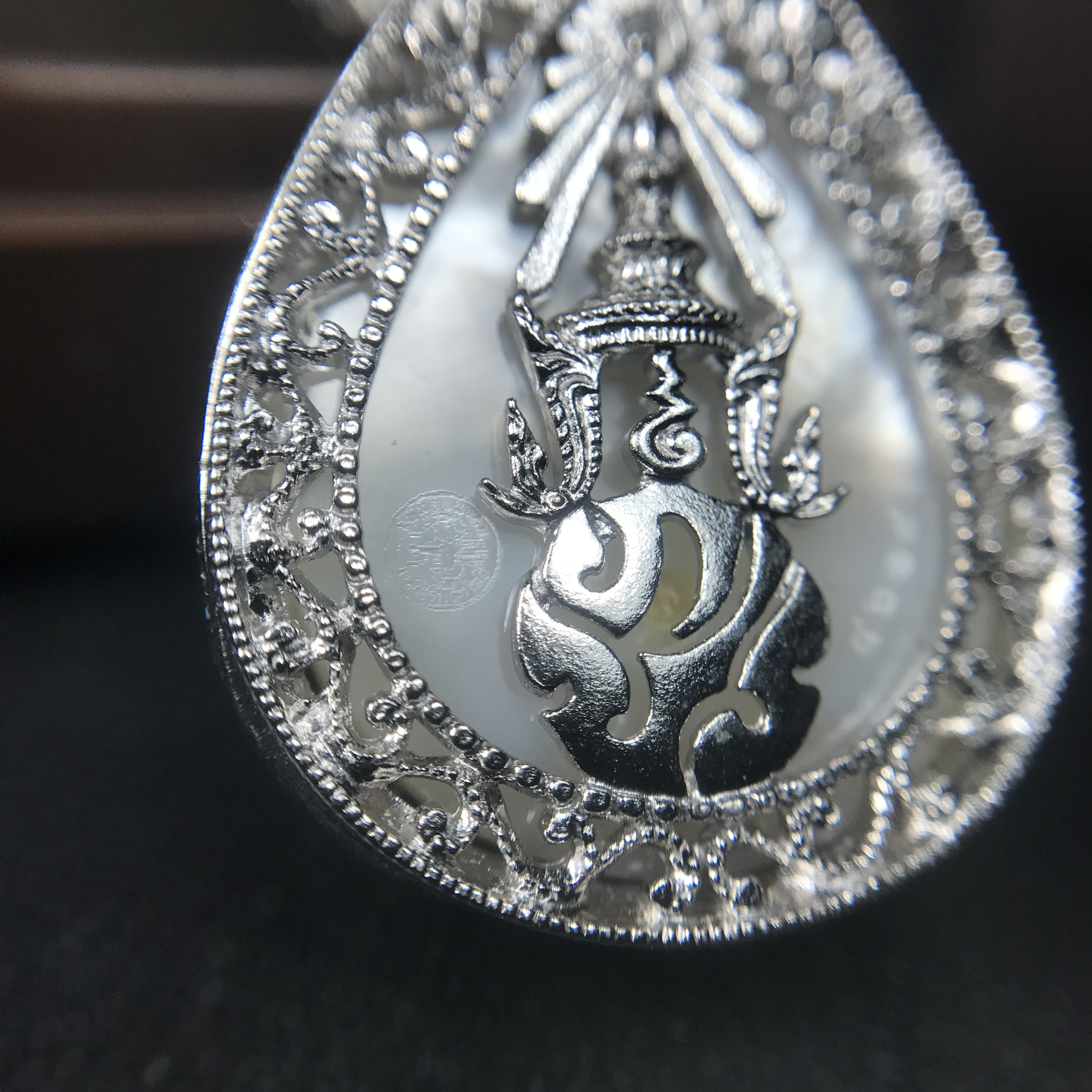 พระพุทธชินราช ภปร. โครงการ "เพราะแผ่นดินนี้ คือ แผ่นดินเกิด" ปี2548(รุ่นแรก) เหรียญทรงหยดน้ำ ขนาด 21 x 31 มม. เนื้อเงินสามกษัตริย์