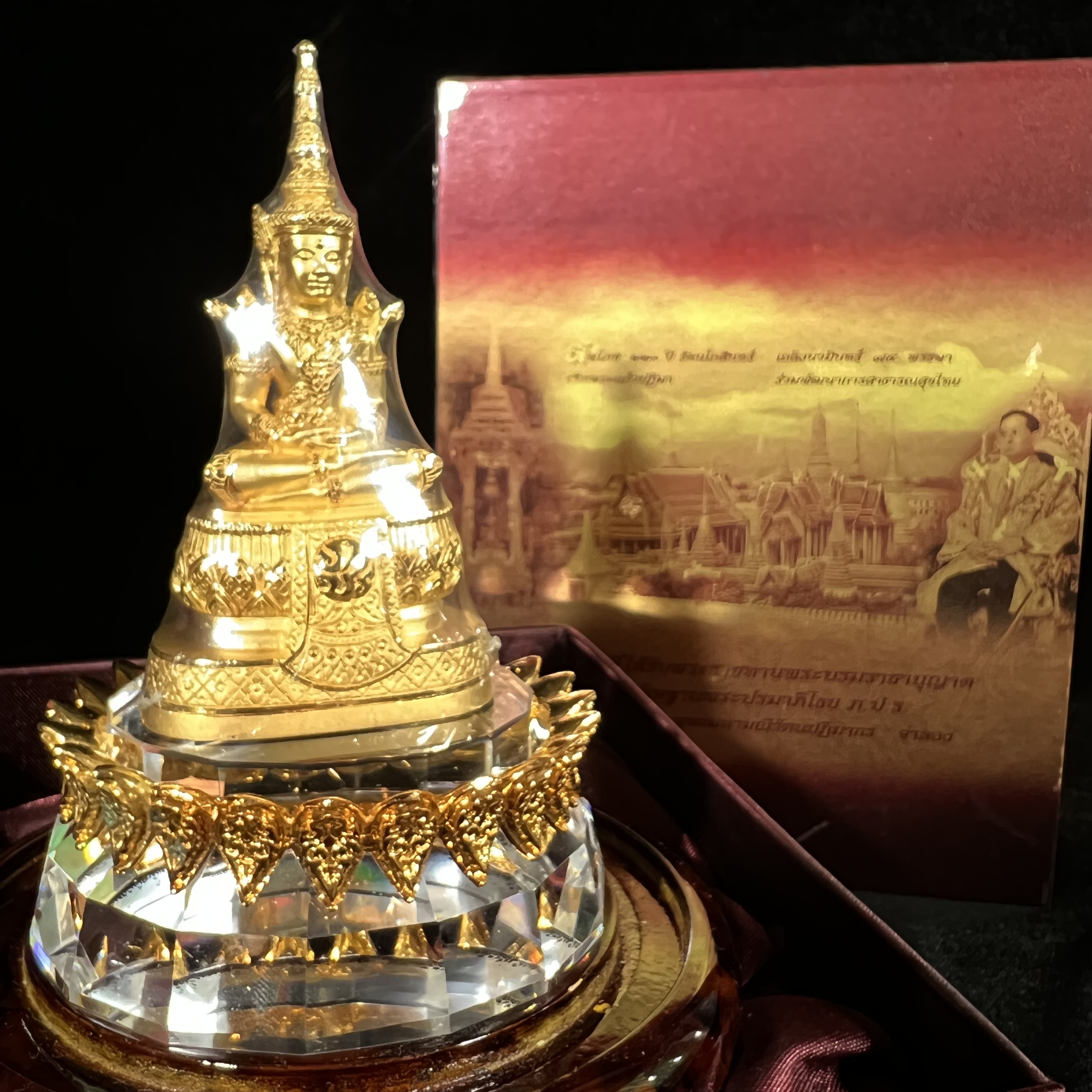 พระแก้วมรกต ภปร.(รุ่นแรก) ปี2545 รุ่นฉลองกรุงรัตนโกสินทร์ครบ 220 ปี หล่อลอยองค์ เนื้อทองคำบริสุทธิ์99.99% ขนาดบูชา 50*90 มม. พร้อมฐานวางครอบแก้วเดิมกล่องบรรจุเดิมครบสมบูรณ์(สวยงามและหายากมาก)(1ใน1000องค์)