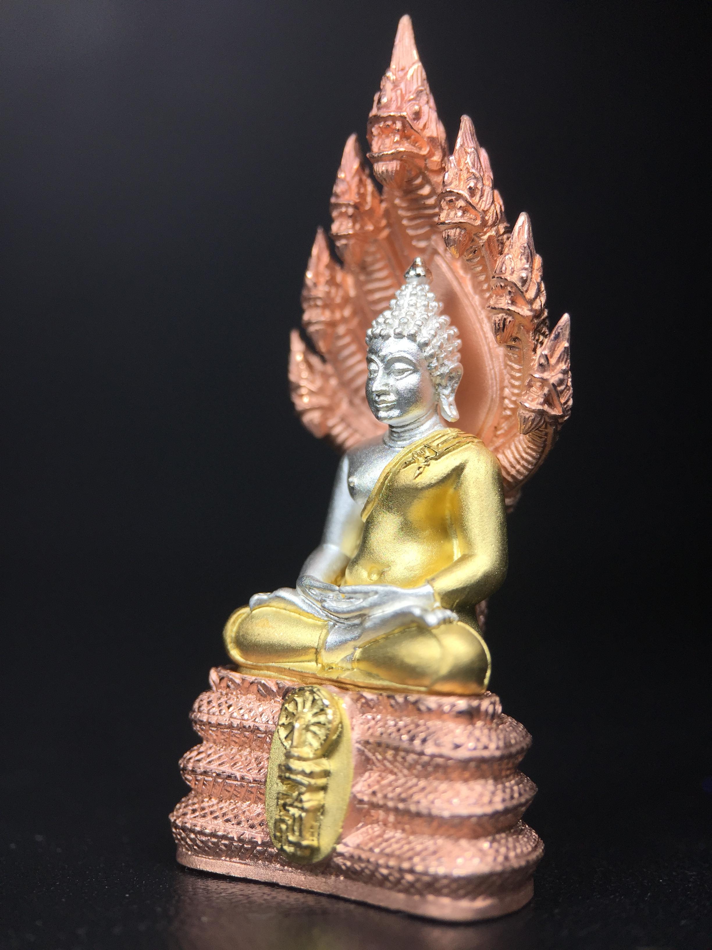 พระนาคปรก สธ. รุ่นสร้างพระอุโบสถเฉลิมพระเกียรติ 4 รอบ 84 พรรษา สมเด็จพระเทพรัตนราชสุดาฯ วัดบวรนิเวศวิหาร ปี 2543 พิมพ์ใหญ่ เนื้อเงินบริสุทธิ์ ชุบสามกษัตริย์แบบพ่นทรายขัดเงาบางส่วน(สภาพ สวย )พิธีใหญ่ พุทธศิลป์งดงาม หายาก (1 ใน 1999 องค์)