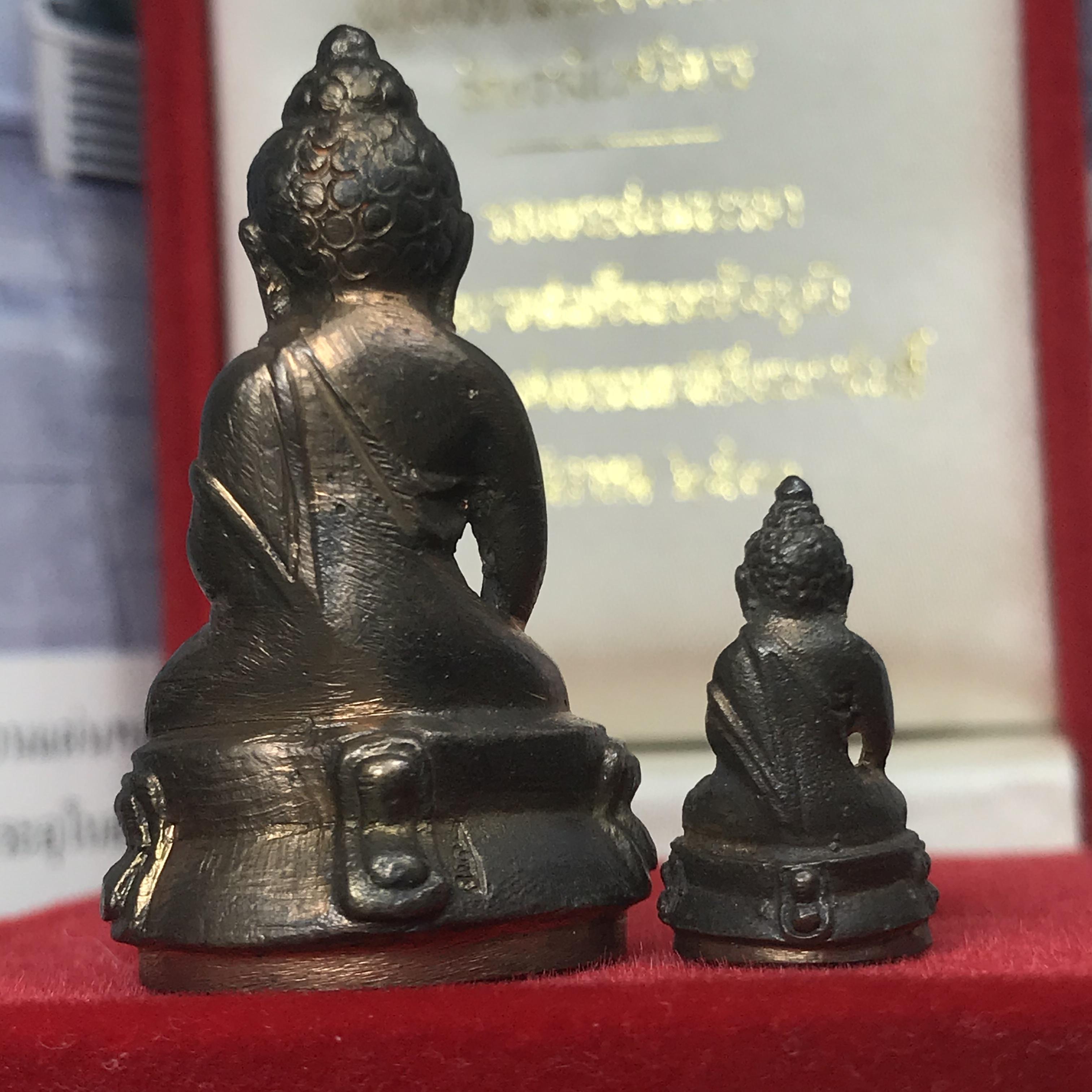 พระกริ่ง-พระชัยวัฒน์ ปวเรศ ปี2530 วัดบวรนิเวศราชวรวิหาร(ในหลวง ร.9 เสด็จเททอง)(บรรจุเส้นเกศาในหลวงรัชกาลที่9)พร้อมสูจิบัตรเดิมตอนจัดสร้าง(สภาพสวยครบสมบูรณ์) (องค์หน้าใหญ่)(องค์ทองทบ)แบบพิมพ์นิยมหายาก