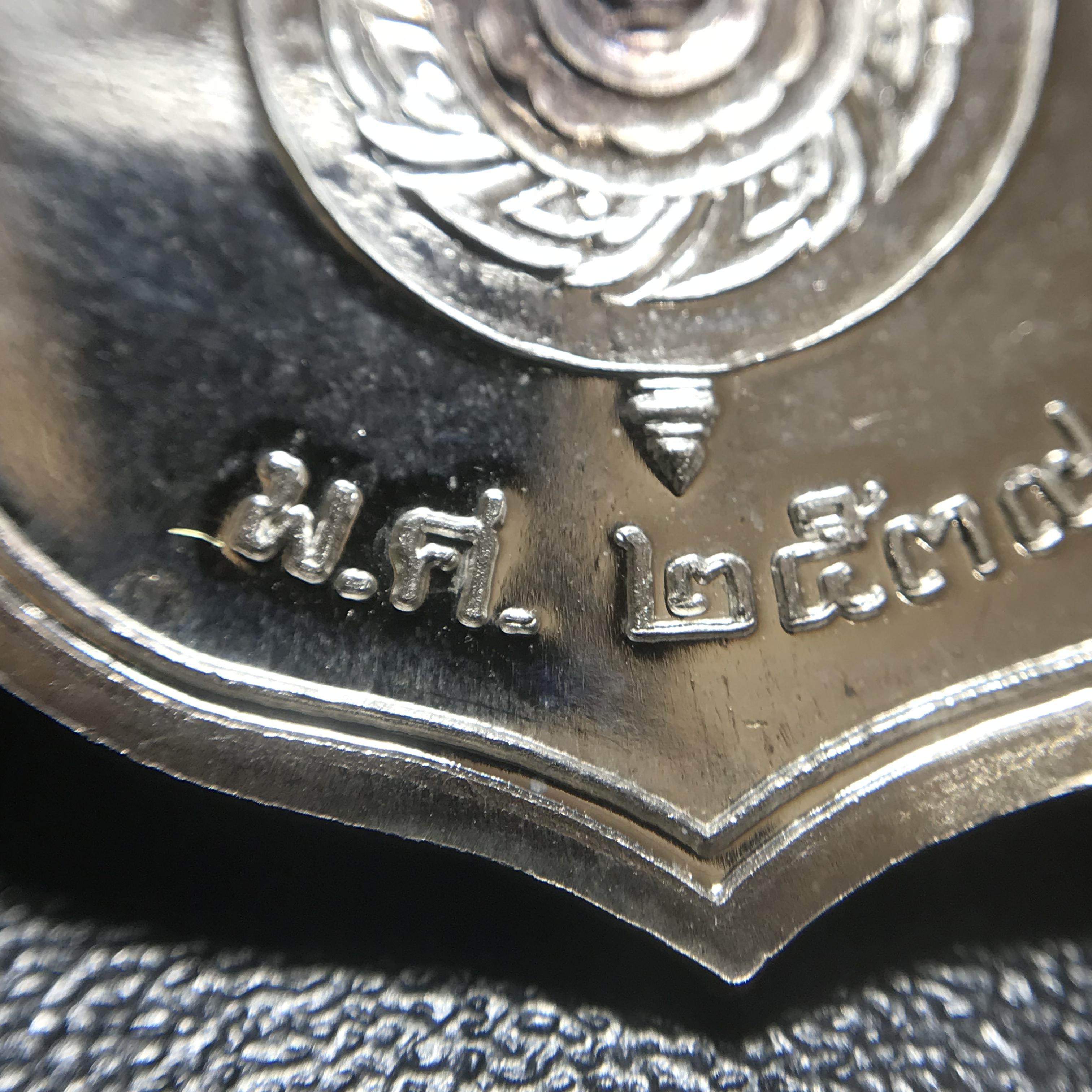 เหรียญพระบาทสมเด็จพระเจ้าอยู่หัว รัชกาลที่9ประทับนั่งบัลลังก์ กระทรวงมหาดไทยจัดสร้าง ปี2539 เนื้อเงินกล่องบรรจุเดิม(สภาพสวย)(นิยม)