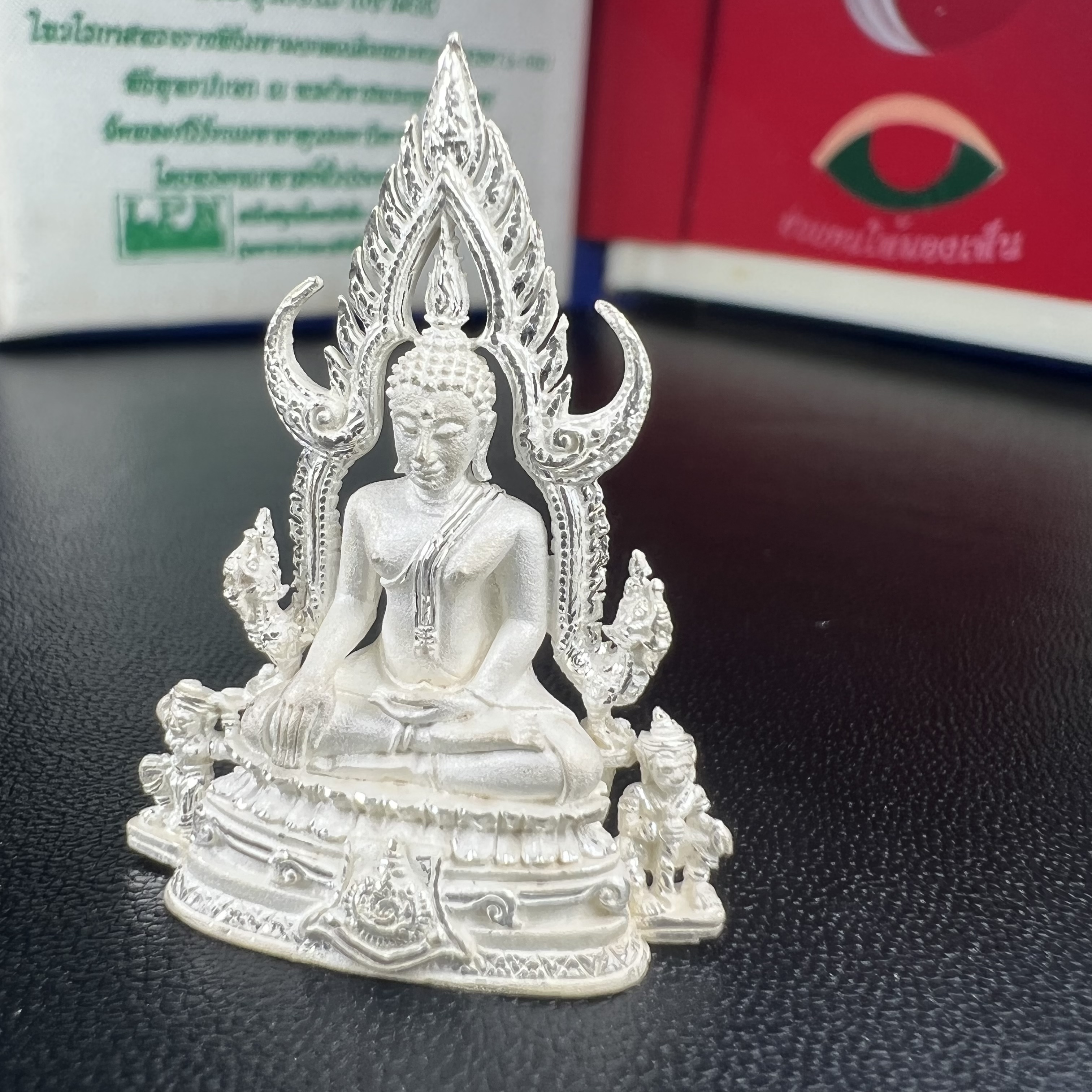 พระพุทธชินราช ภปร. ในวโรกาสพระราชพิธีมหามงคล เฉลิมพระชนมายุ6รอบ 5ธันวาคม2542 มูลนิธิพิทักษ์ดวงตาประชาชน จัดสร้าง เนื้อเงินแบบทรายนวลขัดเงาบางส่วน พิมพ์ใหญ่ ขนาดสูง 3.4 ซม. พร้อมกล่องบรรจุเดิม