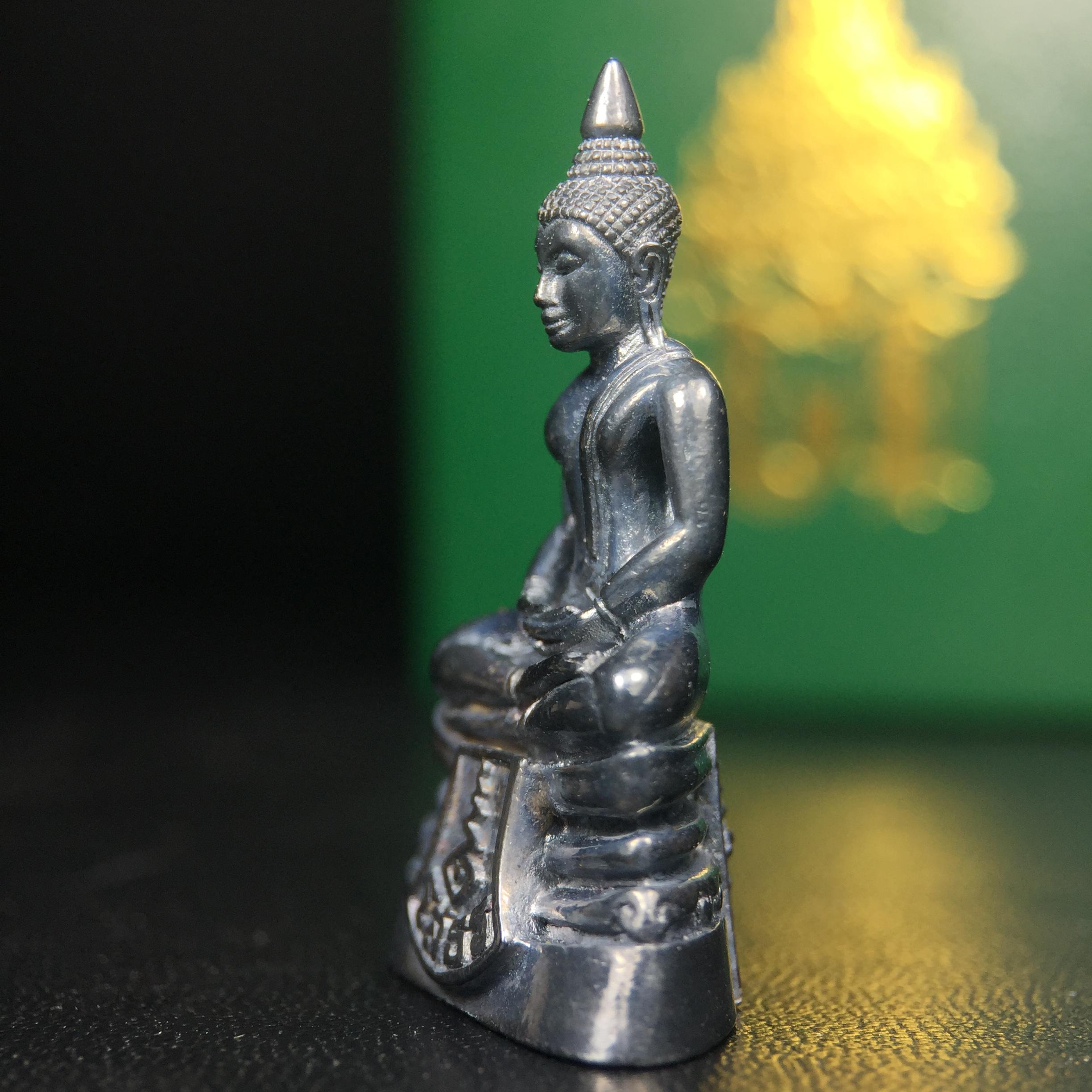 พระพุทธโสธร รุ่น กศก. 120 ปี เนื่องในโอกาสครบ 120 ปี กรมศุลกากร กระทรวงการคลัง จัดสร้าง ปี 2537 เนื้อเงินบริสุทธิ์ 99.9% ผิวขัดเงาลงดำ(งานบริษัท แพรนด้า จิวเวลรี่)สวยงดงาม ทรงคุณค่า